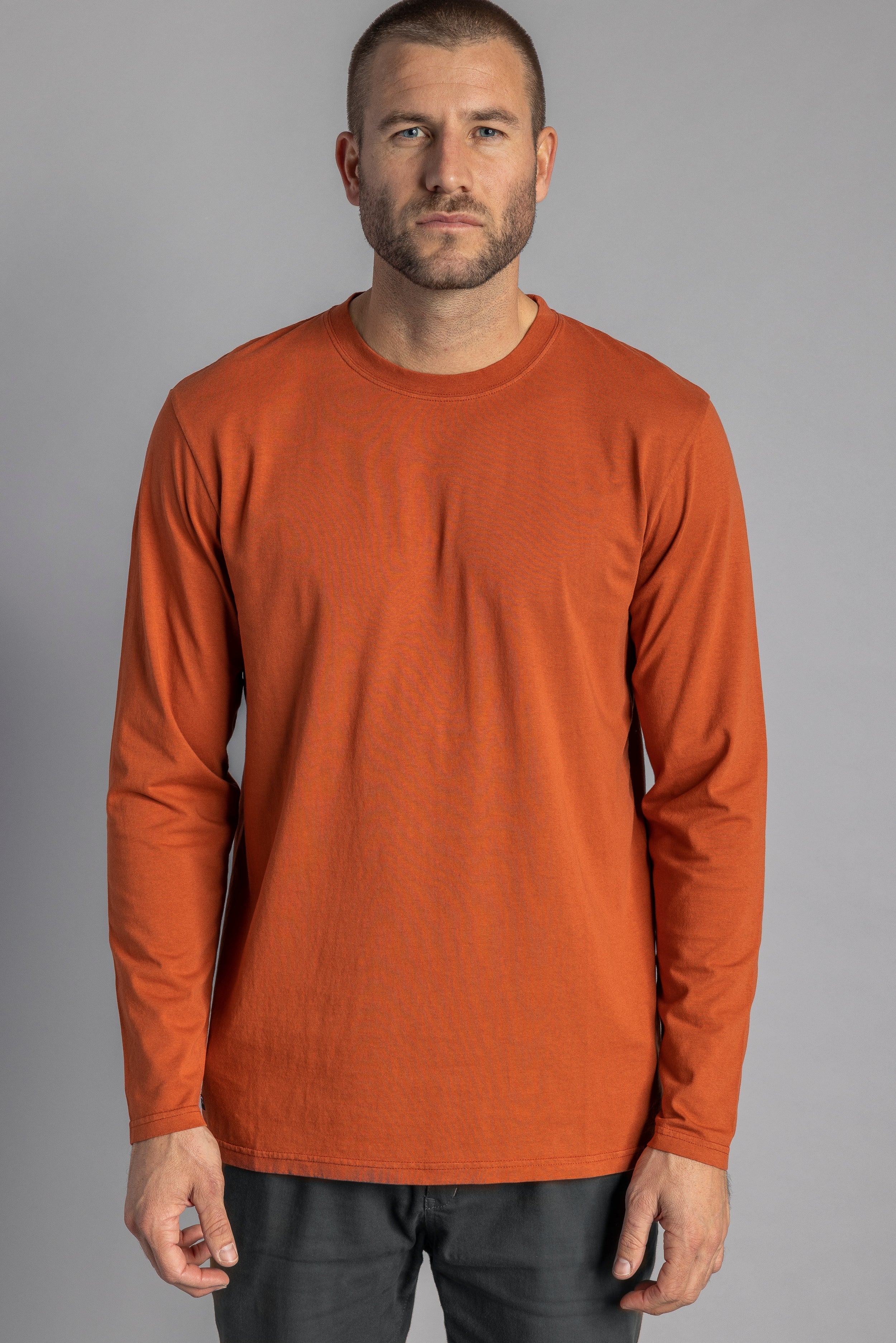 Orangenes, langärmliges T-Shirt aus recycelter Baumwolle von DIRTS