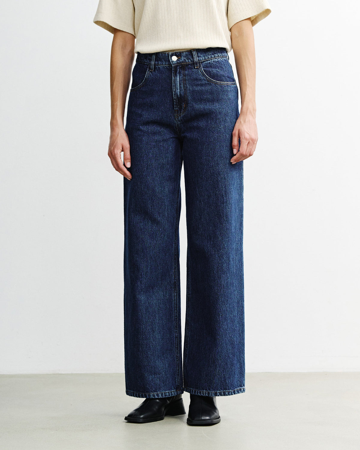 Dark blue flared leg jeans made of 100% organic cotton by Rotholz