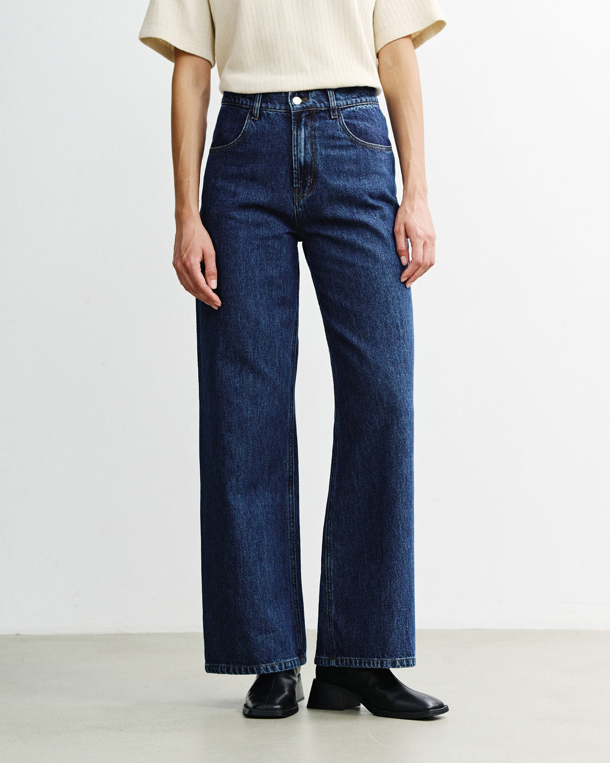 Dark blue flared leg jeans made of 100% organic cotton by Rotholz