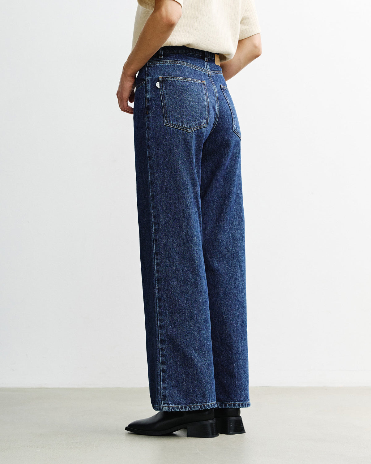 Dark blue flared leg jeans made of 100% organic cotton by Rotholz