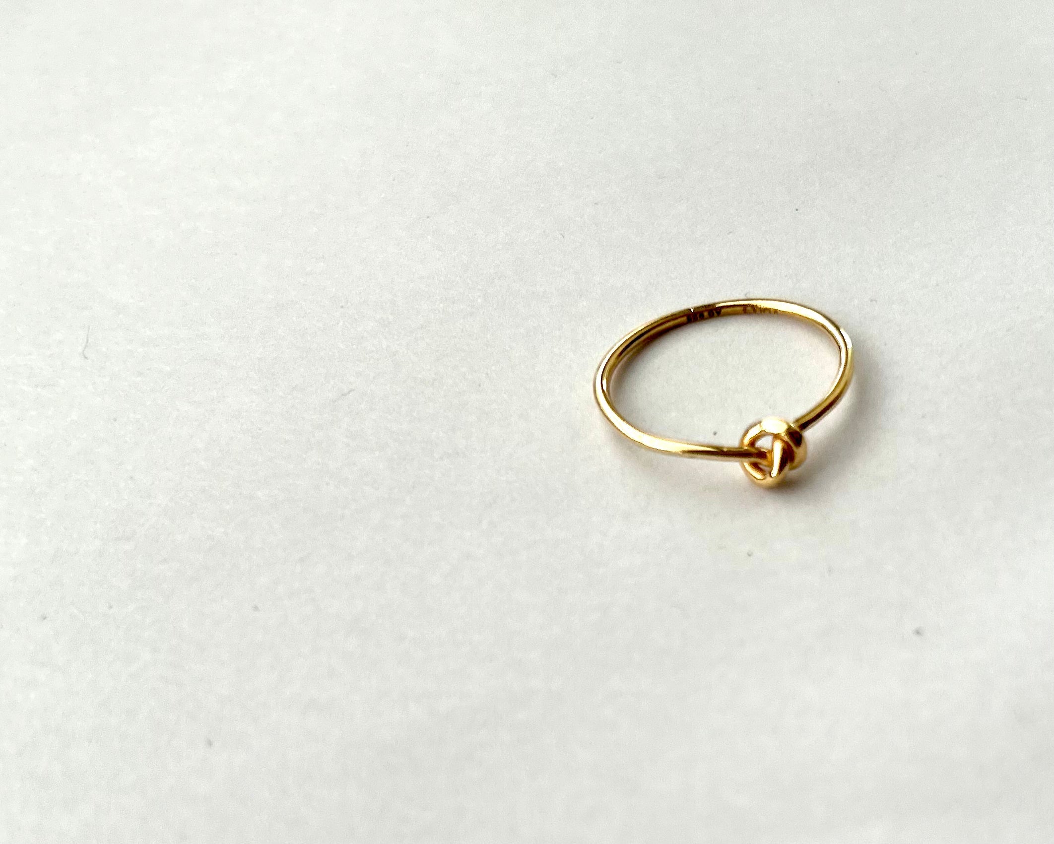 Bague ESSENTIALS Forget me Knot en or 9 carats par V Design Lab