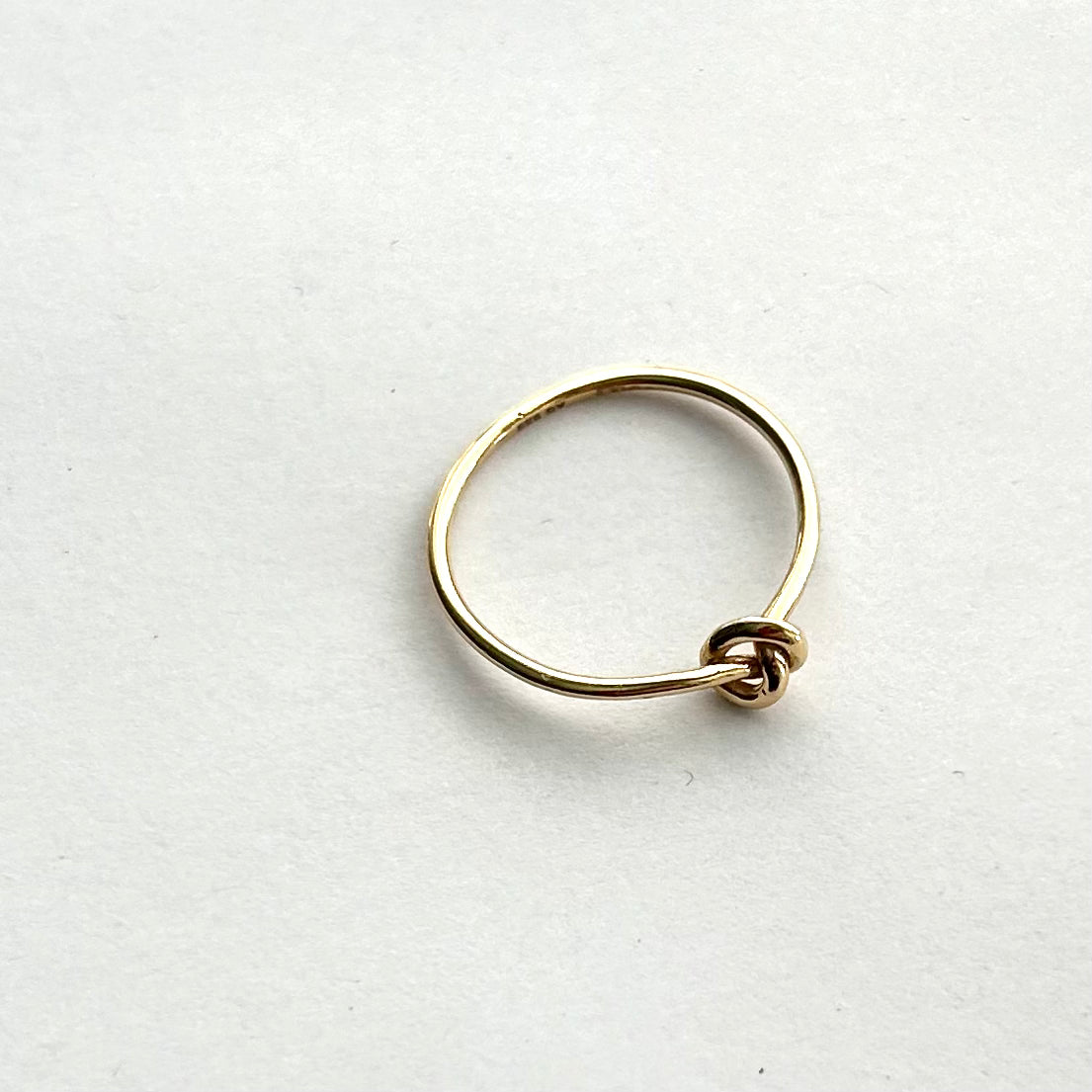 Bague ESSENTIALS Forget me Knot en or 9 carats par V Design Lab