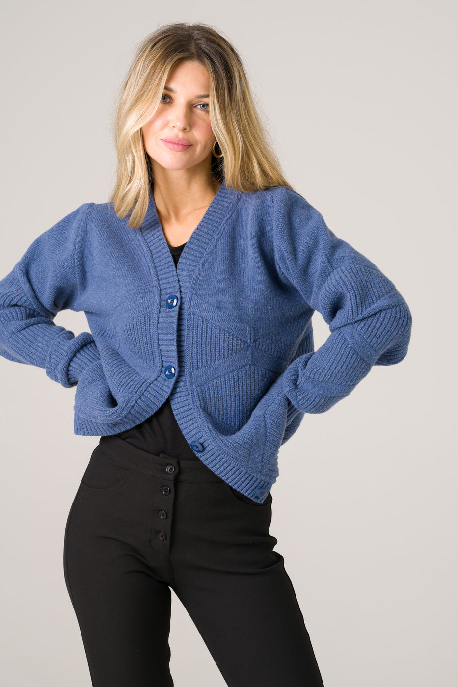 Jeansblaue Strickjacke Tanaisie aus 100% Merinowolle von Avani