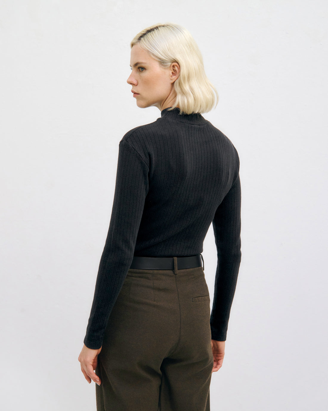 Schwarzes Langarmshirt Mockneck aus Bio-Baumwolle von Rotholz
