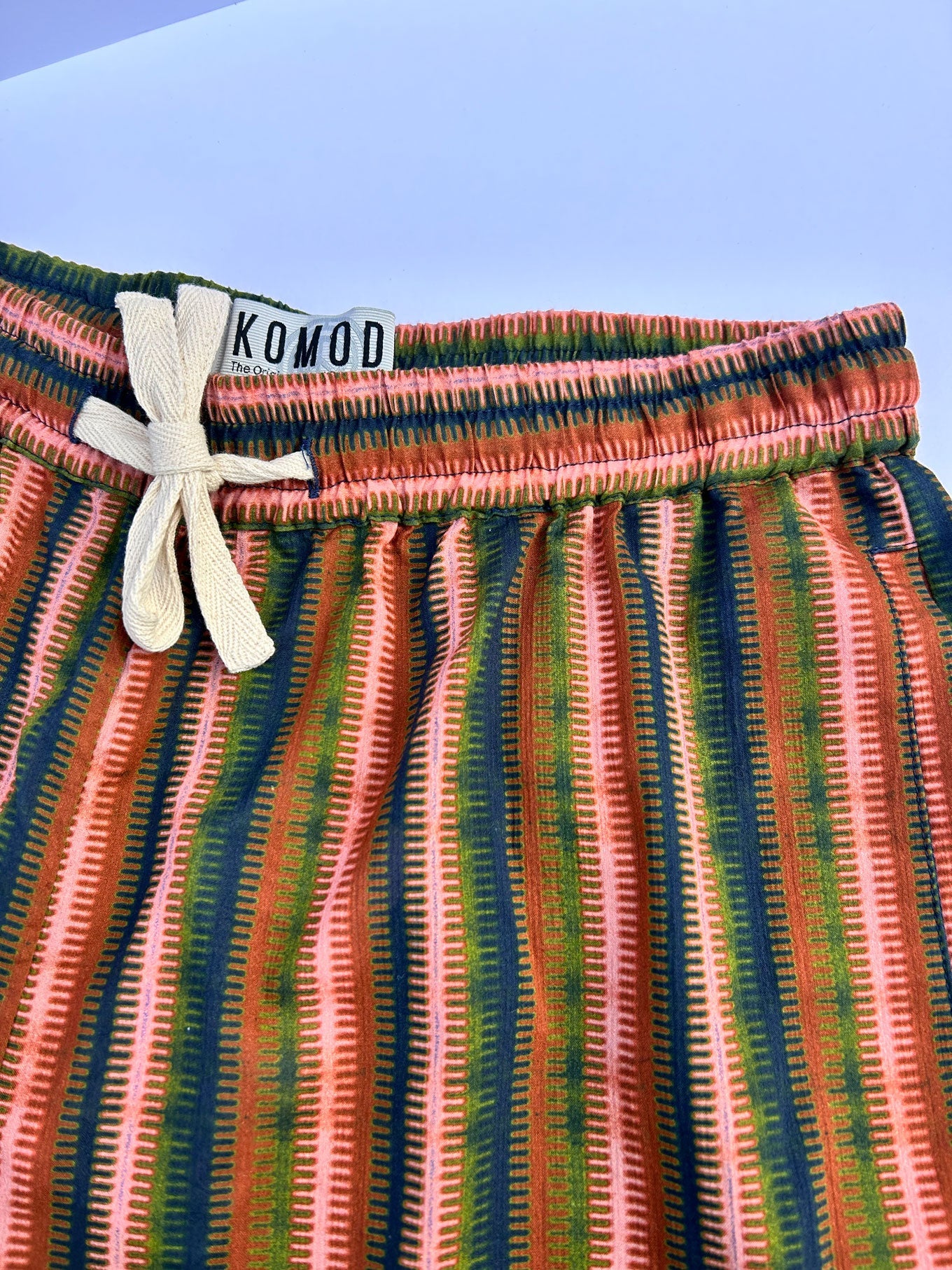 Bunte kurze Hosen Leah aus 100% Bio-Baumwolle von Komodo