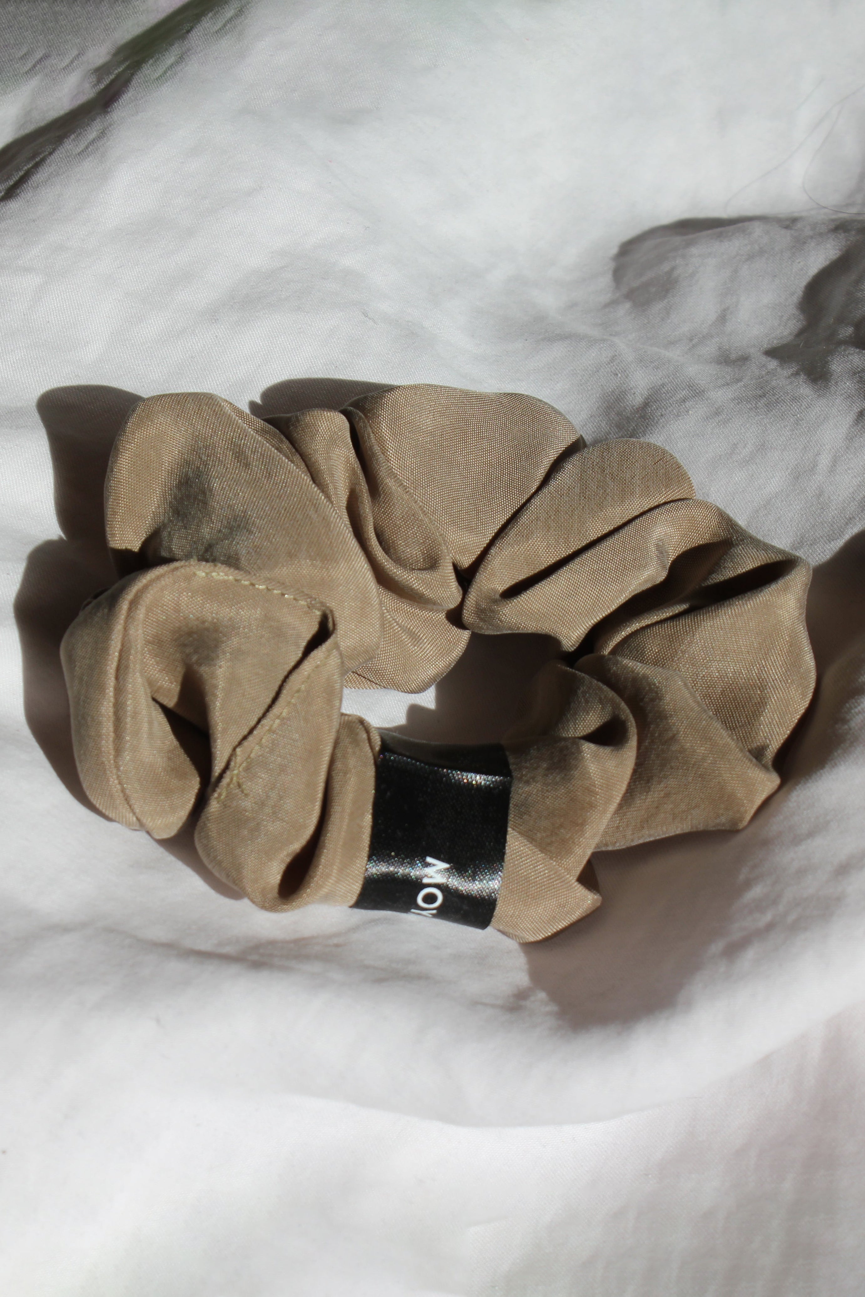 Gelbgrüner Haargummi Scrunchie aus 100% Cupro von Moya Kala