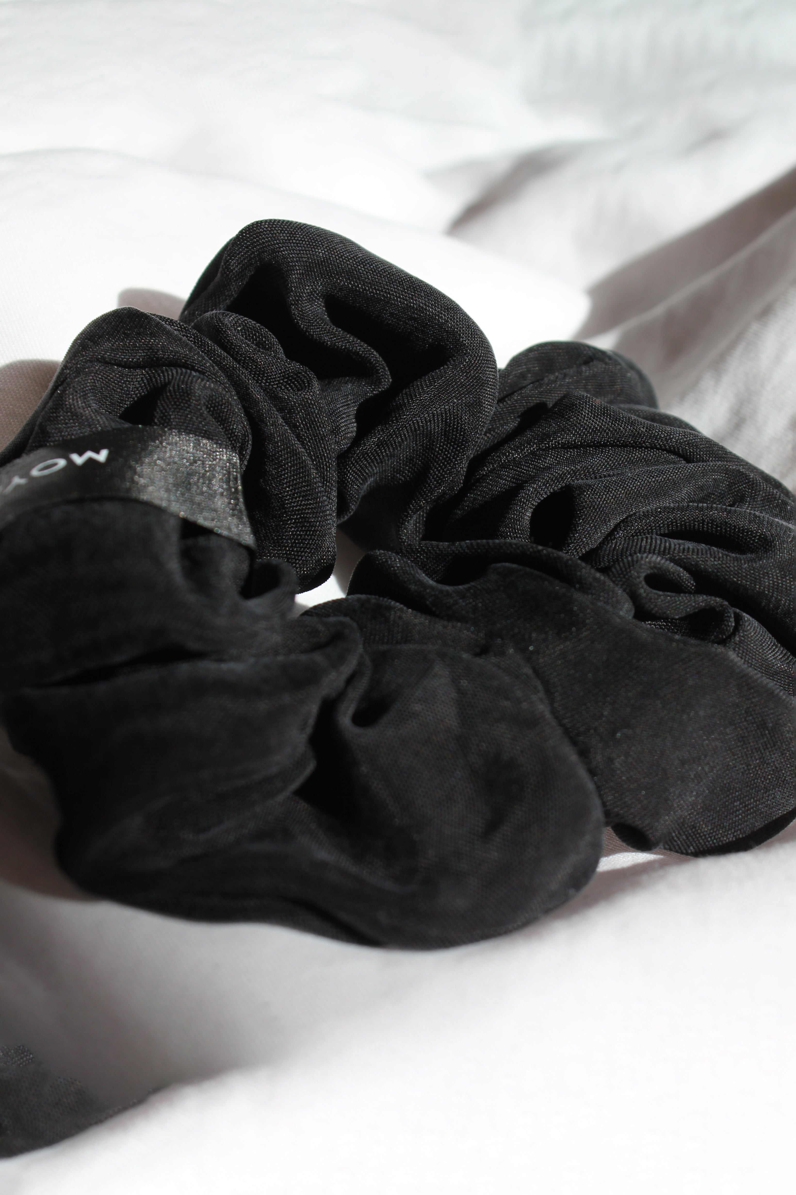 Grauer Haargummi Scrunchie aus 100% Cupro von Moya Kala