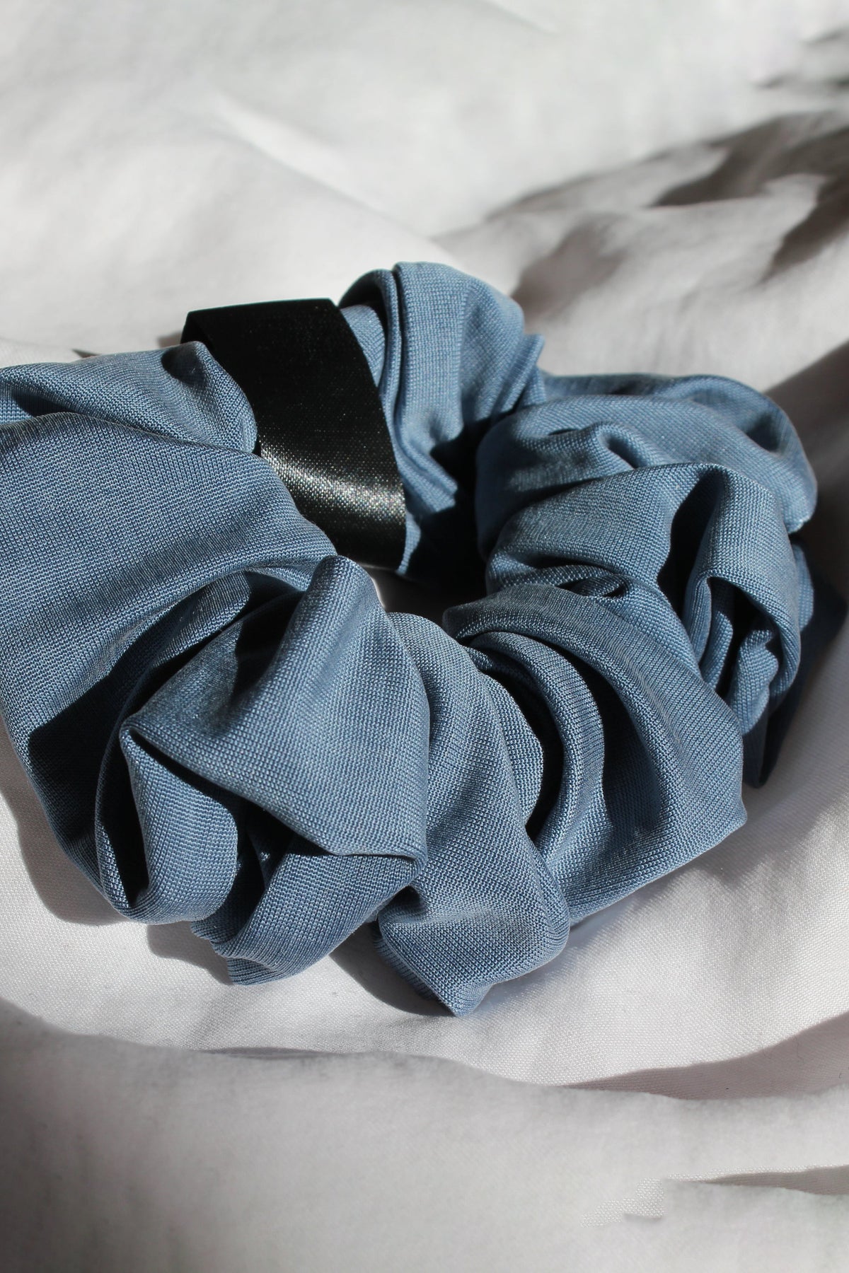 Blauer Haargummi Scrunchie aus Cupro von Moya Kala