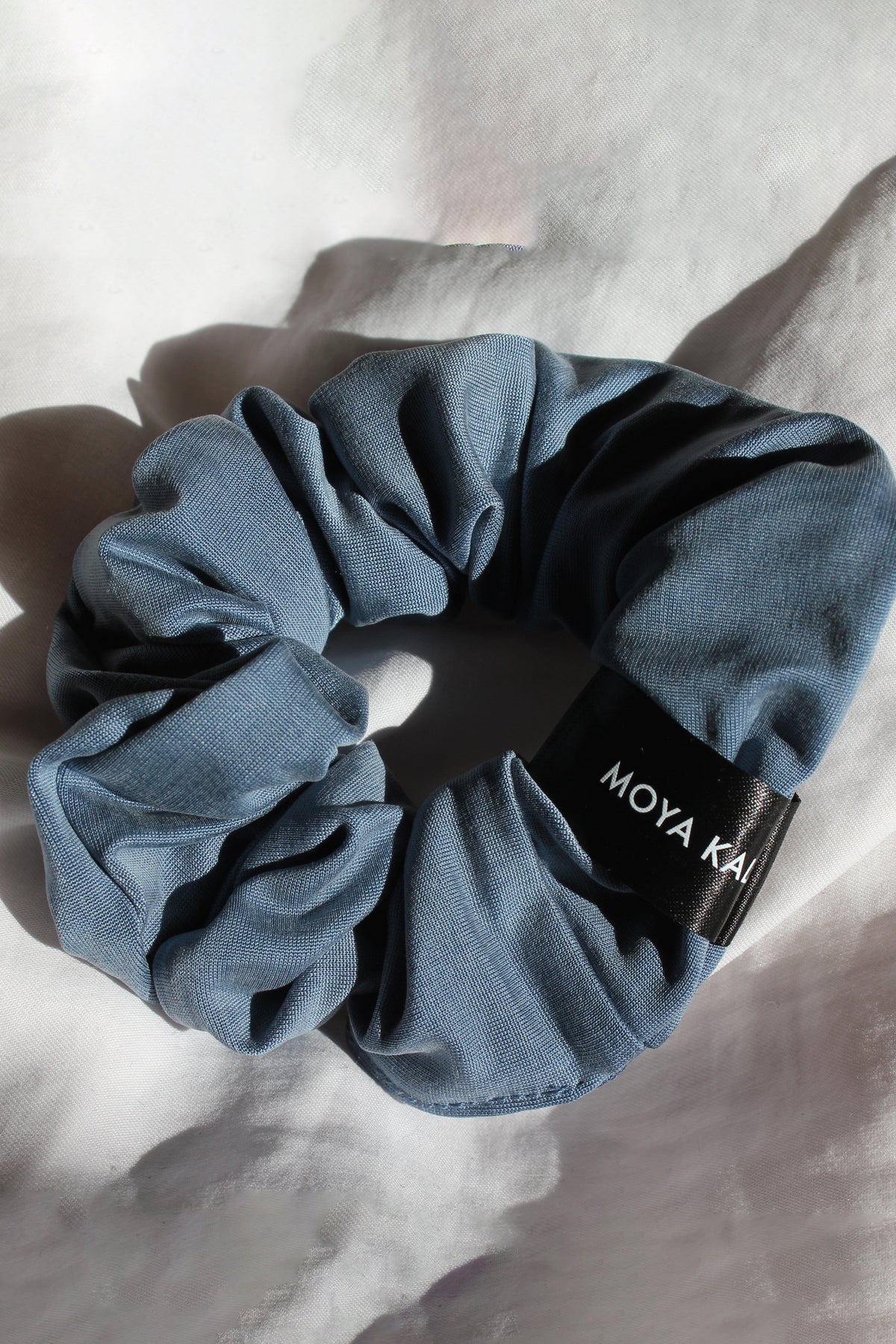 Blauer Haargummi Scrunchie aus Cupro von Moya Kala