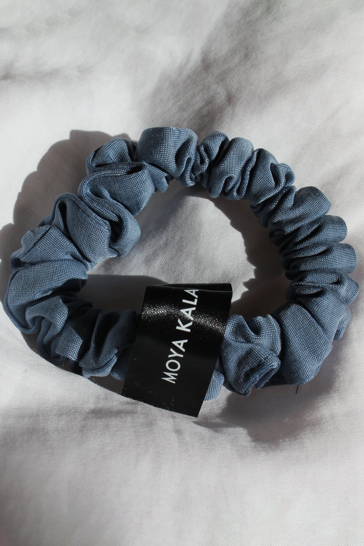 Blauer Haargummi Scrunchie aus Cupro von Moya Kala