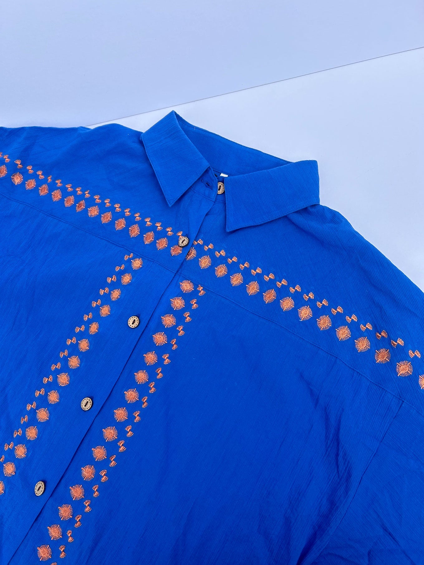 Blaues Hemd Nile Embroidery aus 100% Bio-Baumwolle von Komodo
