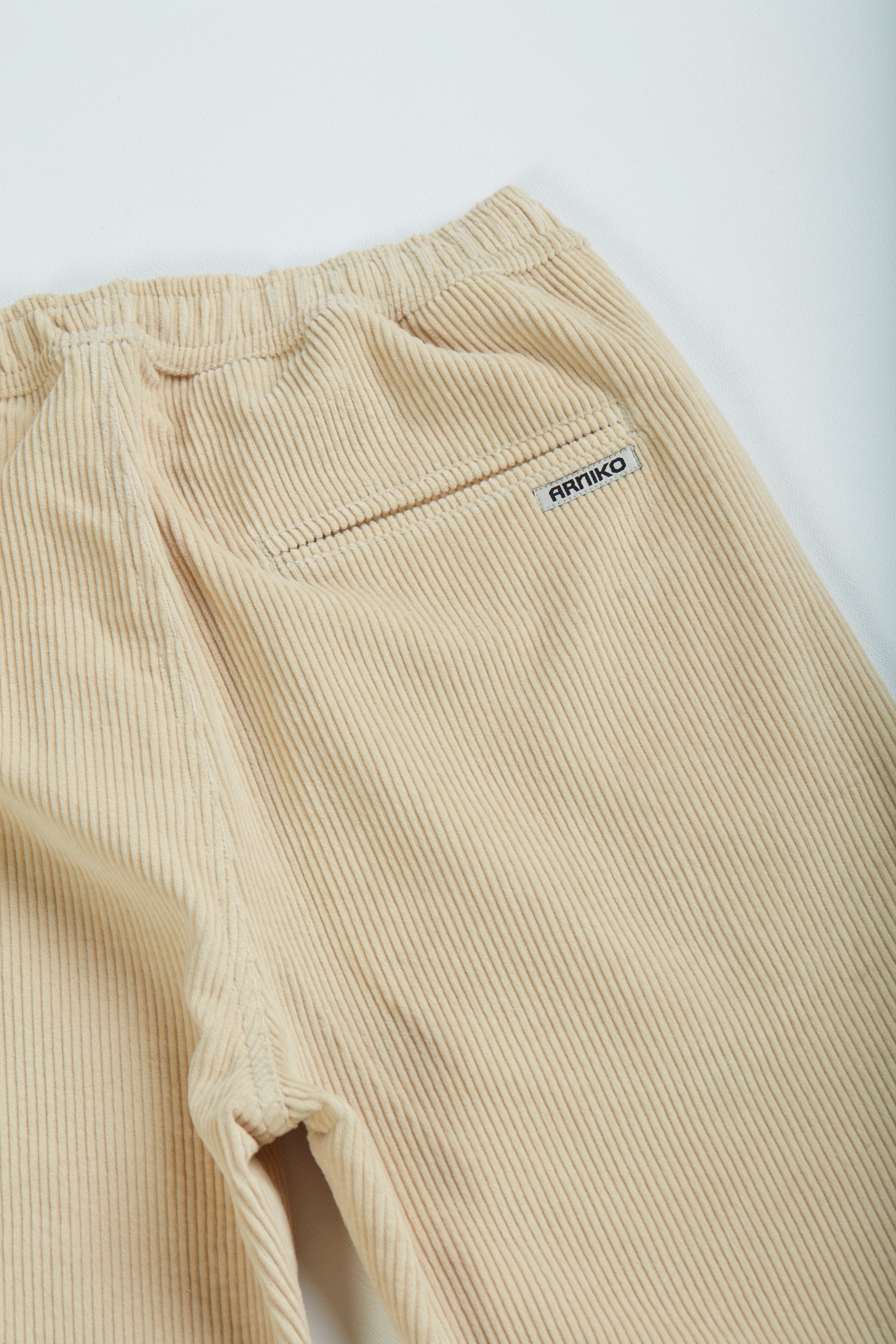 Cordhose aus Bio Baumwolle in beige von Arniko