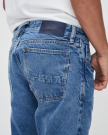 Jeans Jim in Antique blue aus recyceltem Denim von Kuyichi
