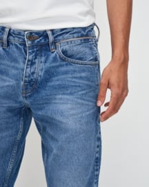 Jeans Jim in Antique blue aus recyceltem Denim von Kuyichi