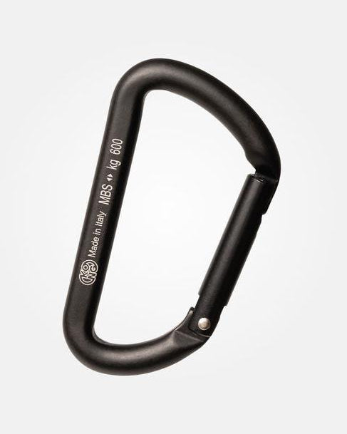 Die Rückseite eines Aluminium Karabiners ist zu sehen