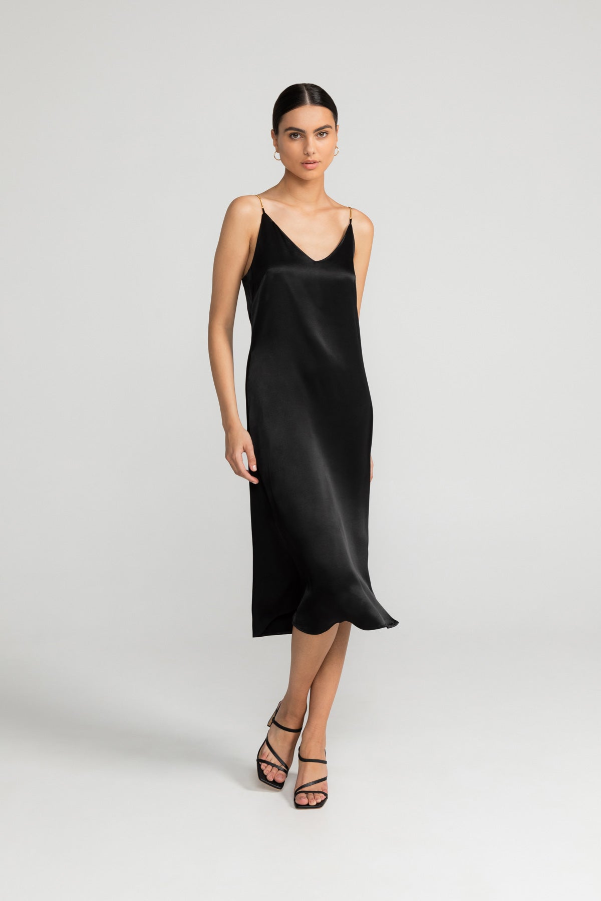 Kleid ELANIE in schwarz von LOVJOI aus nachhaltiger ENKA® Viskose und