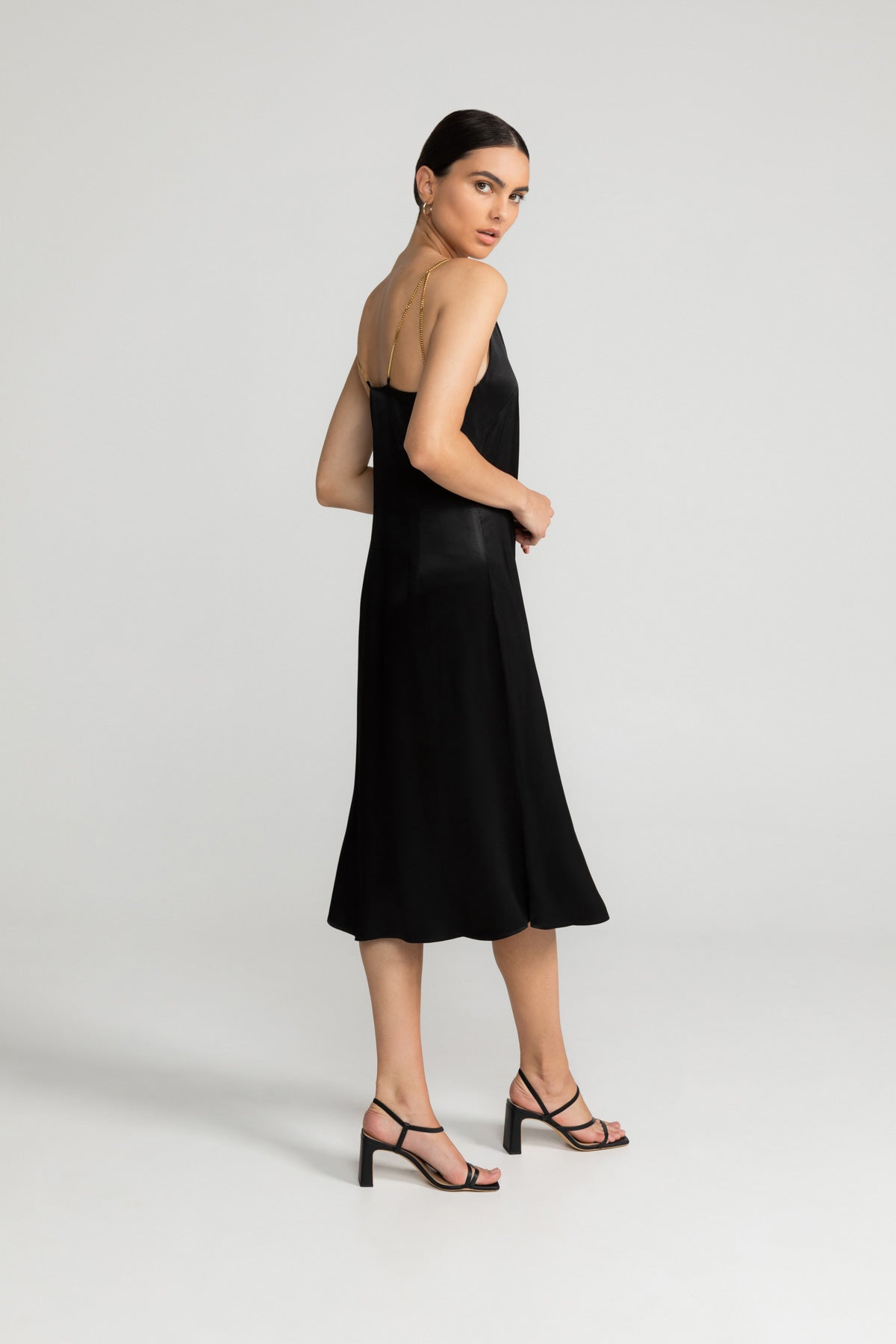 Kleid ELANIE in schwarz von LOVJOI aus nachhaltiger ENKA® Viskose und ECOVERO™ (ST)