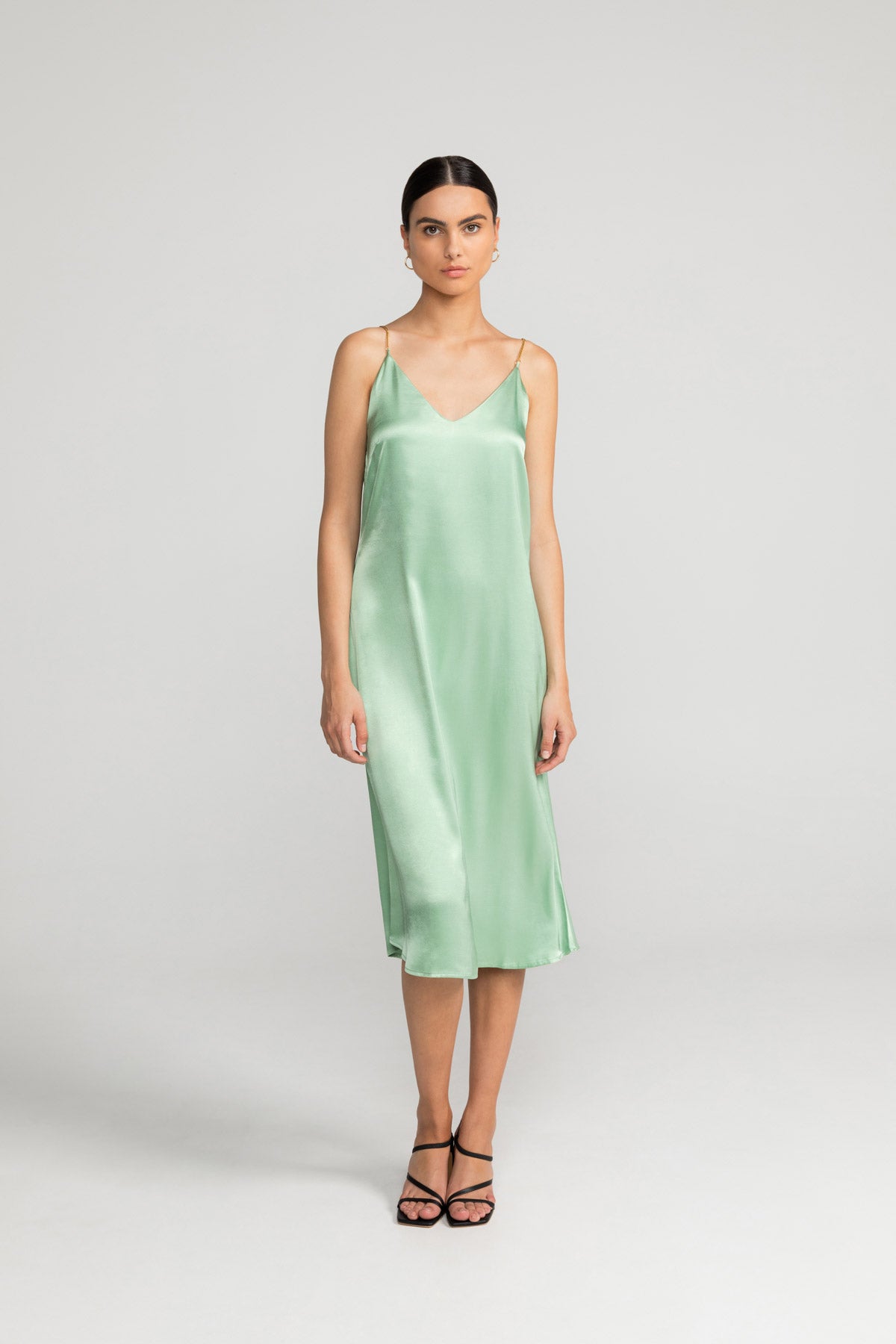 Kleid ELANIE in Mild Green von LOVJOI aus nachhaltiger ENKA® Viskose und ECOVERO™