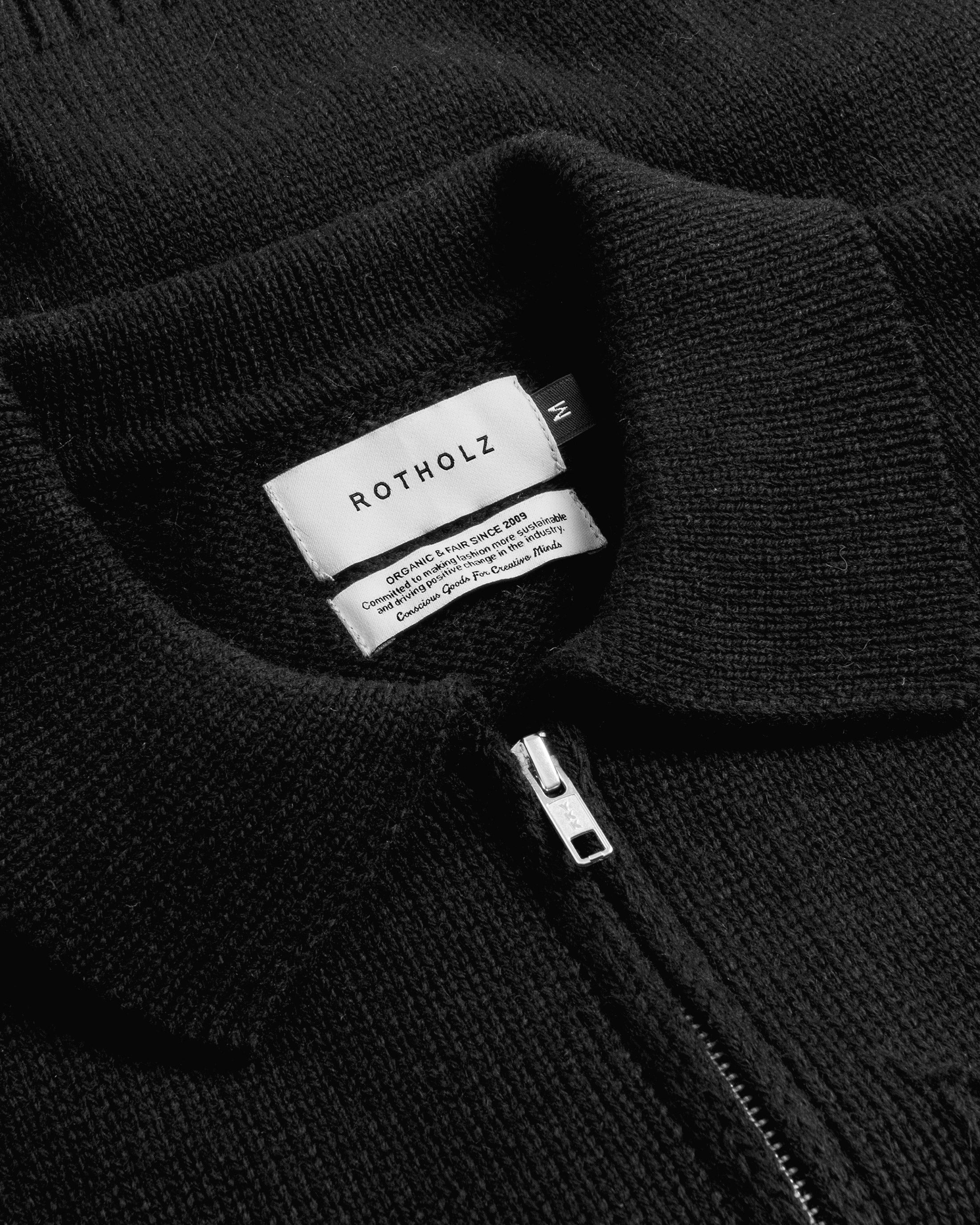 Schwarze Strickjacke Polo aus recycelter Wolle von Rotholz