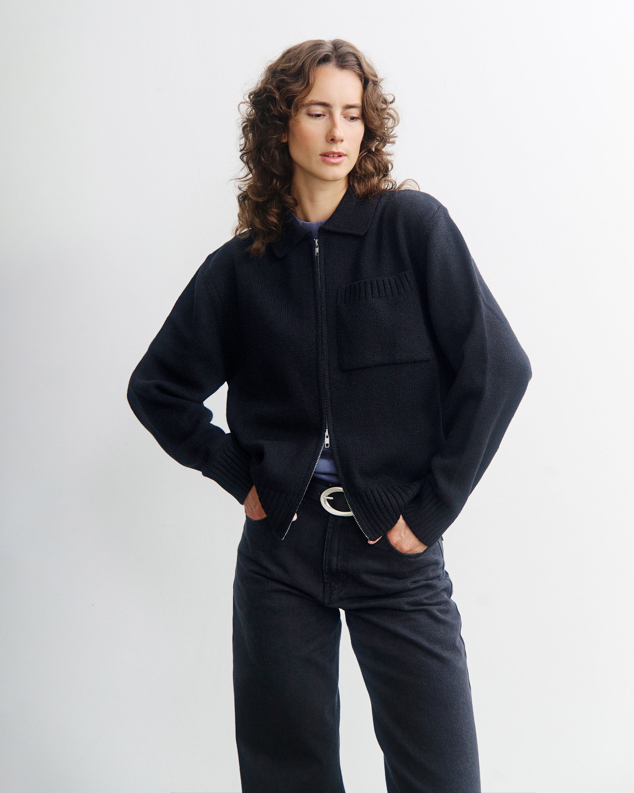 Schwarze Strickjacke Polo aus recycelter Wolle von Rotholz