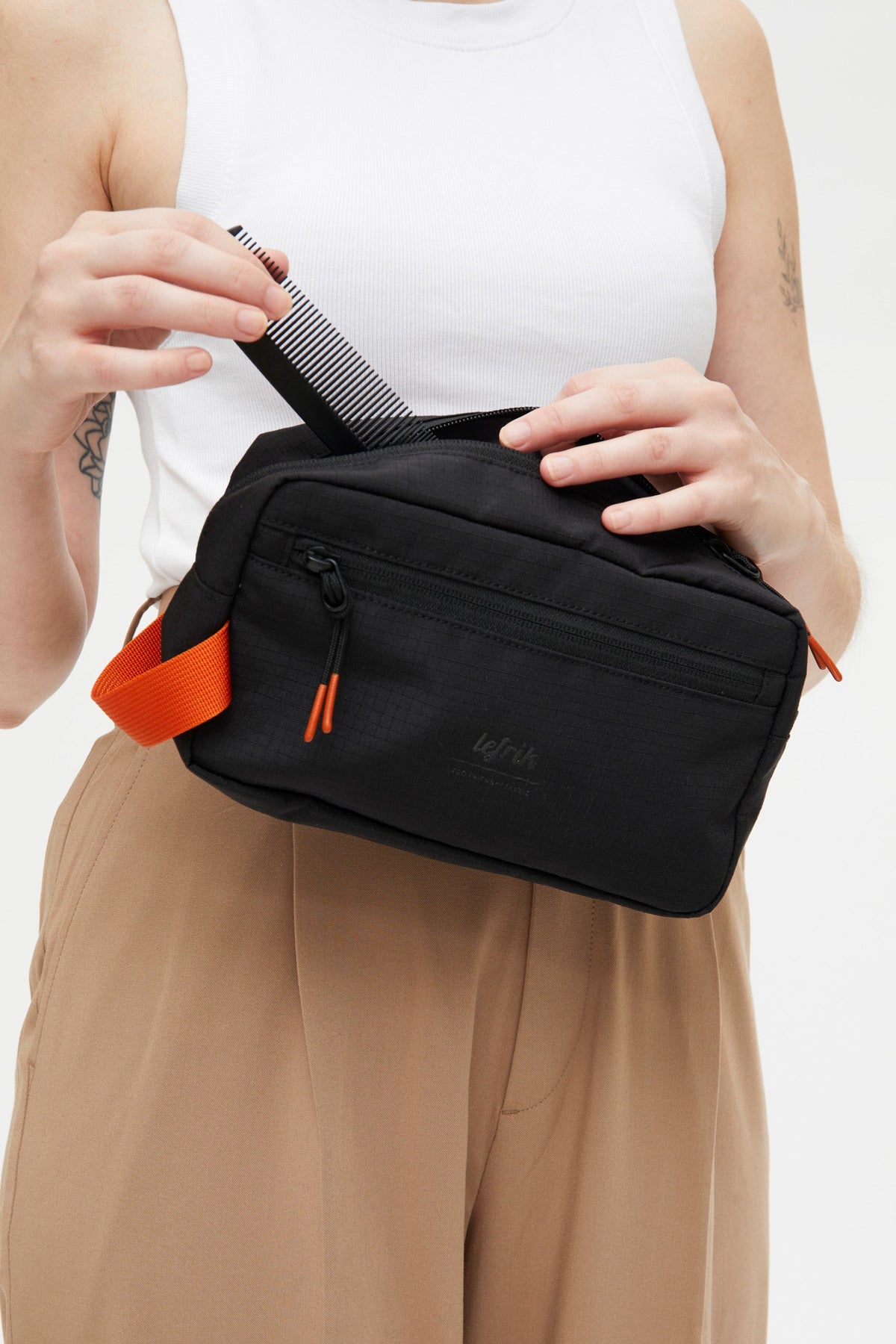 Schwarze Kosmetiktasche NEO Lithe Vandra aus recyceltem PET von Lefrik