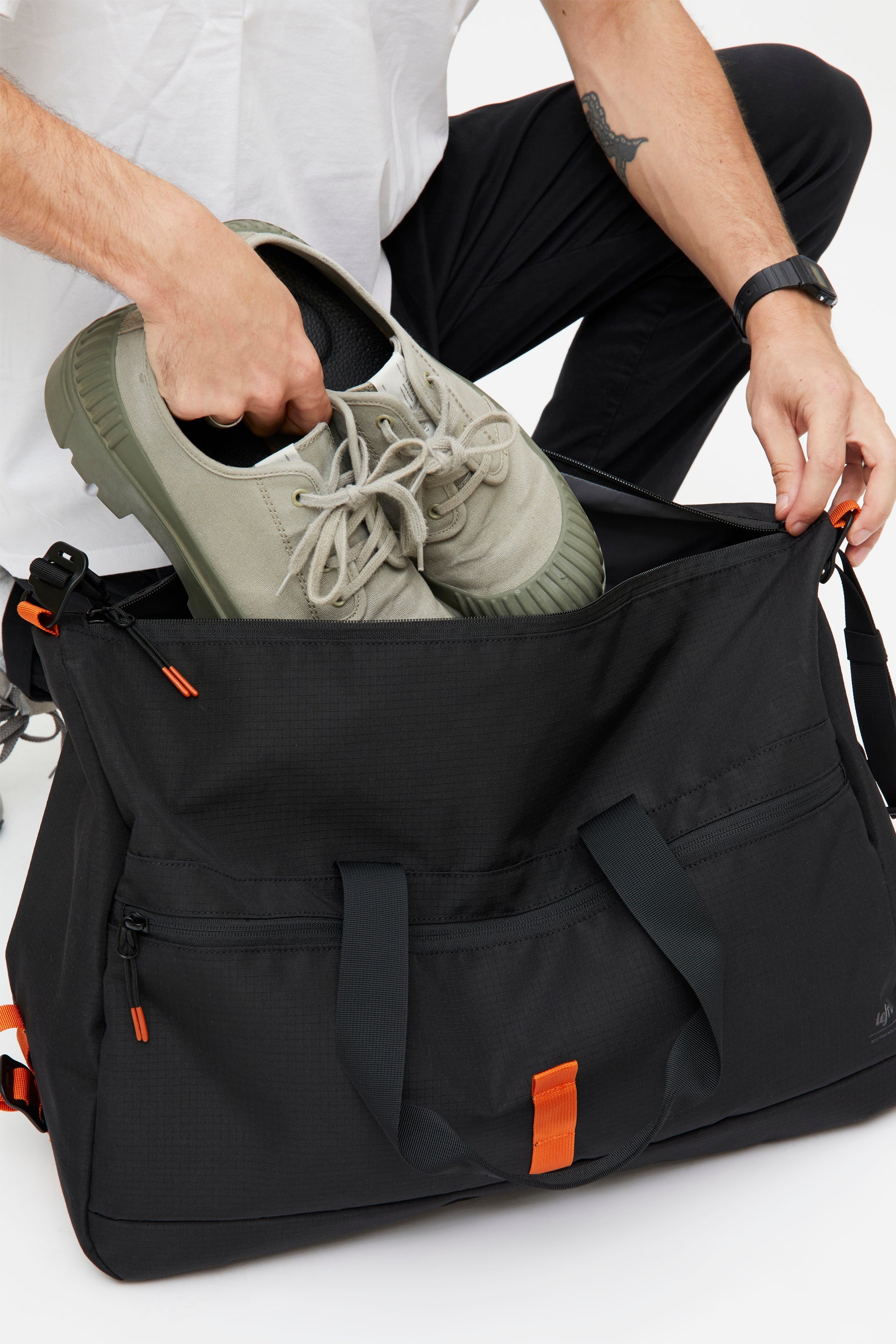 Schwarze Reisetasche Vandra aus recyceltem PET von Lefrik