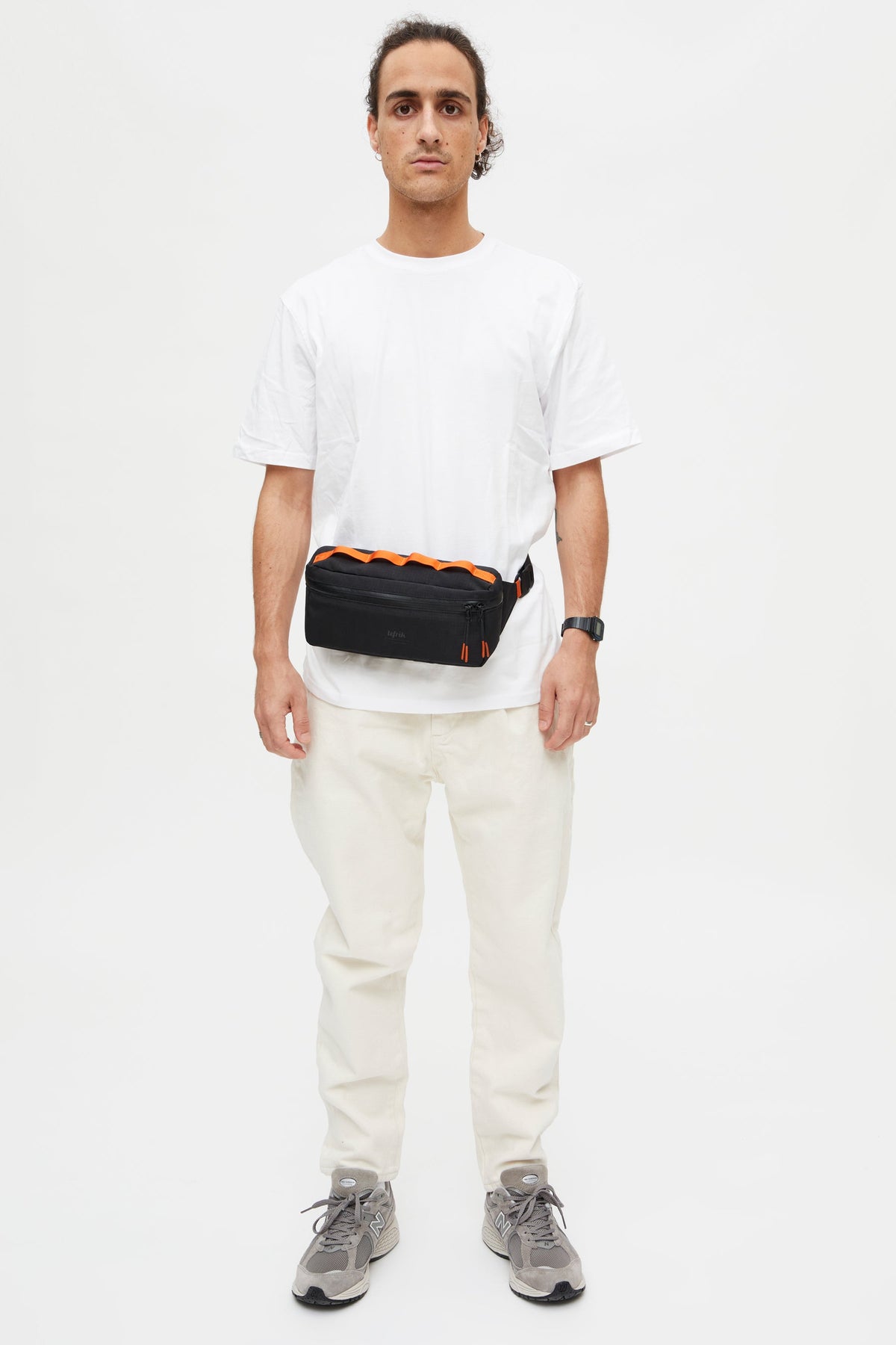 Black Vandra bike bag made from recycled PET from Lefrik