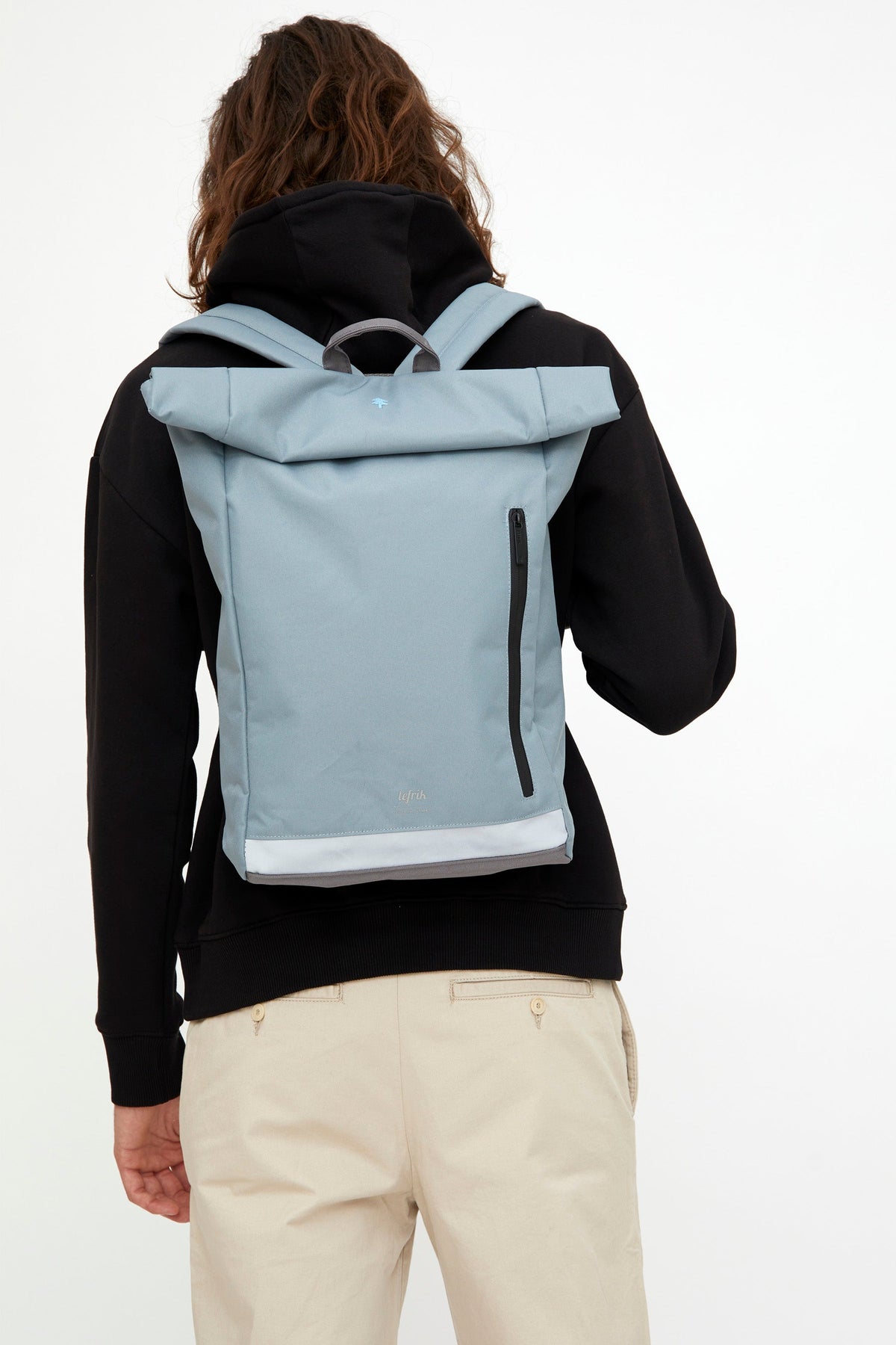 Hell-blauer Rucksack Roll Reflective (19l) aus recycelten PET-Plastikflaschen von Lefrik