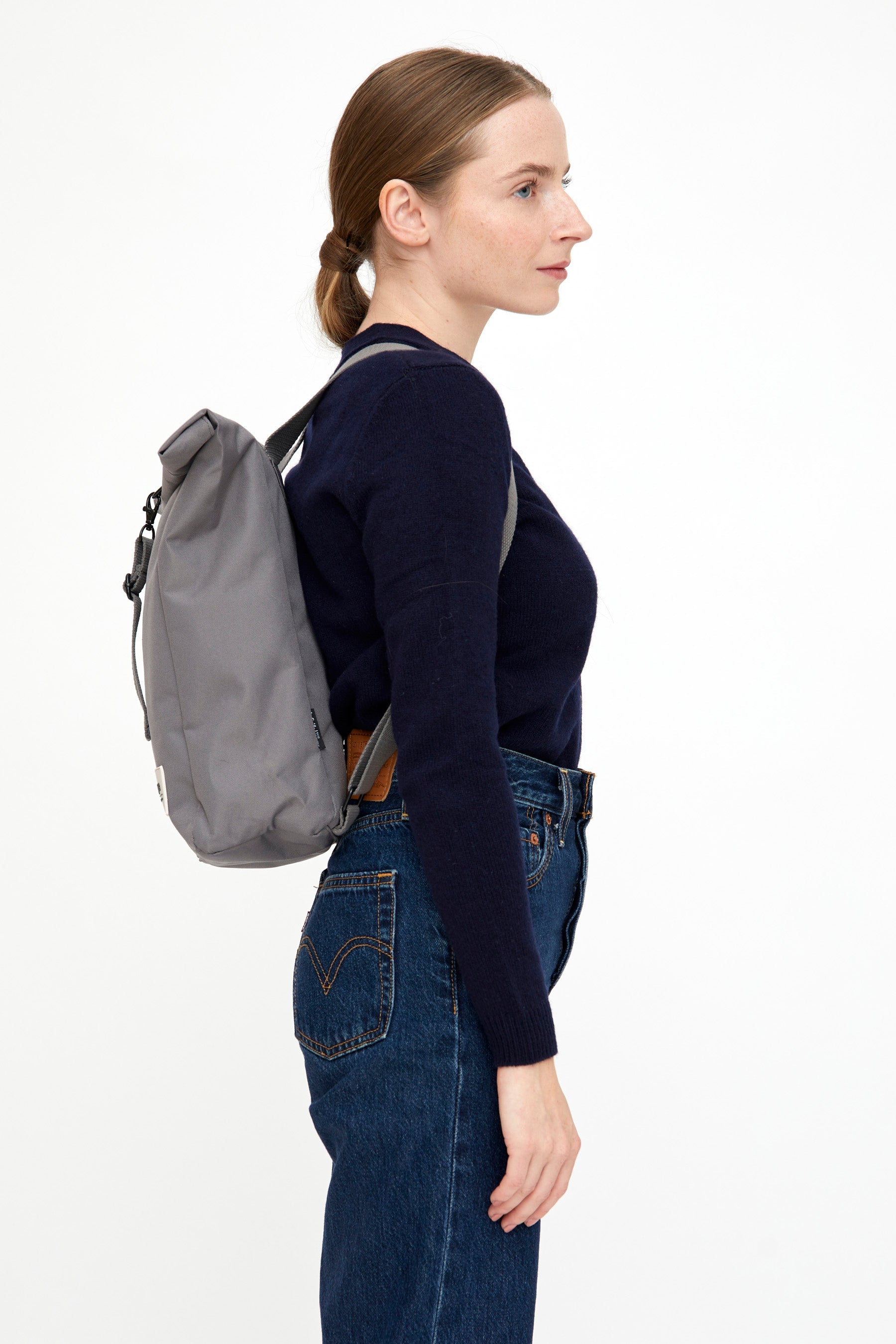 Grauer Rucksack Roll Mini (12l) aus recycelten PET-Plastikflaschen von Lefrik
