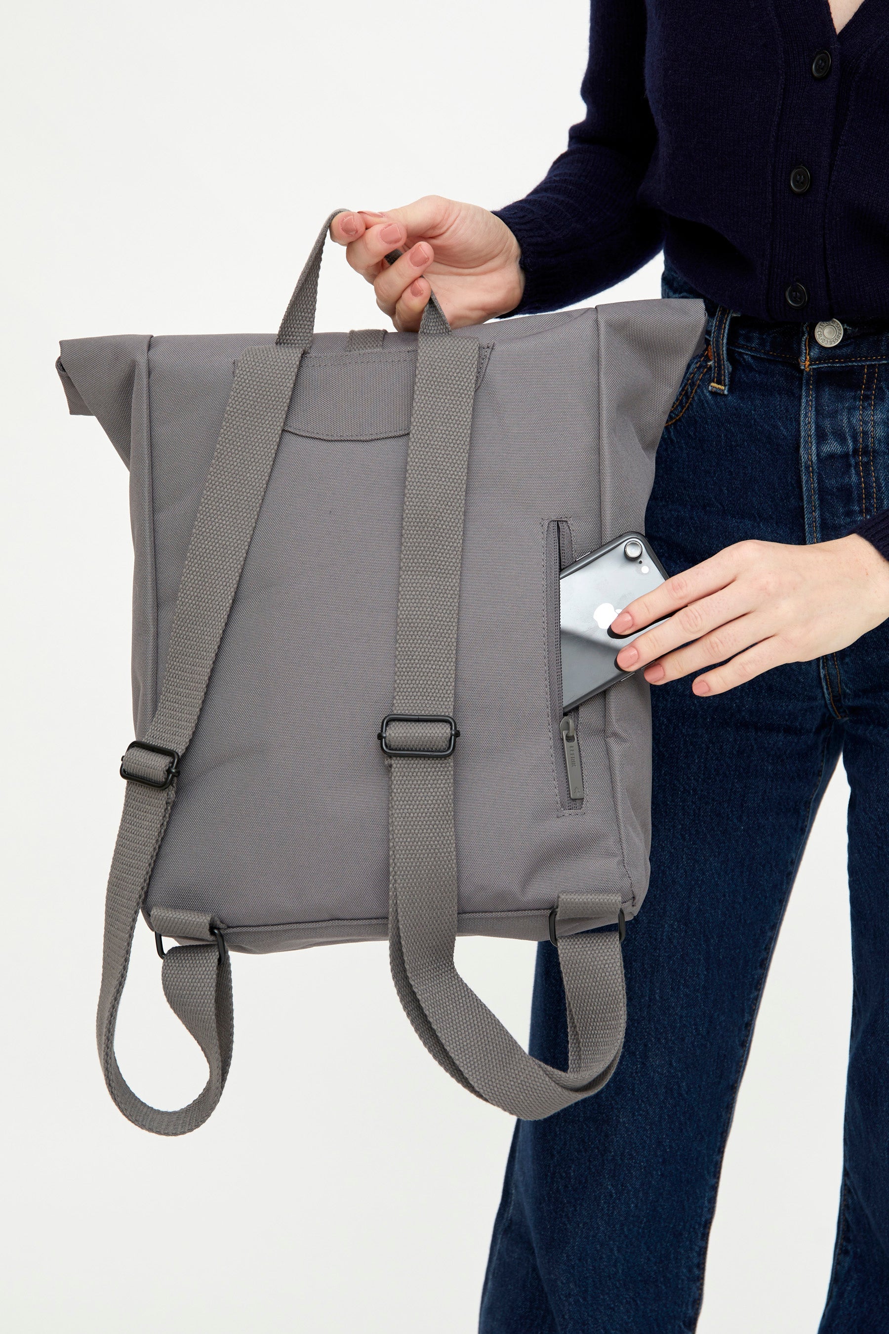 Grauer Rucksack Roll Mini (12l) aus recycelten PET-Plastikflaschen von Lefrik
