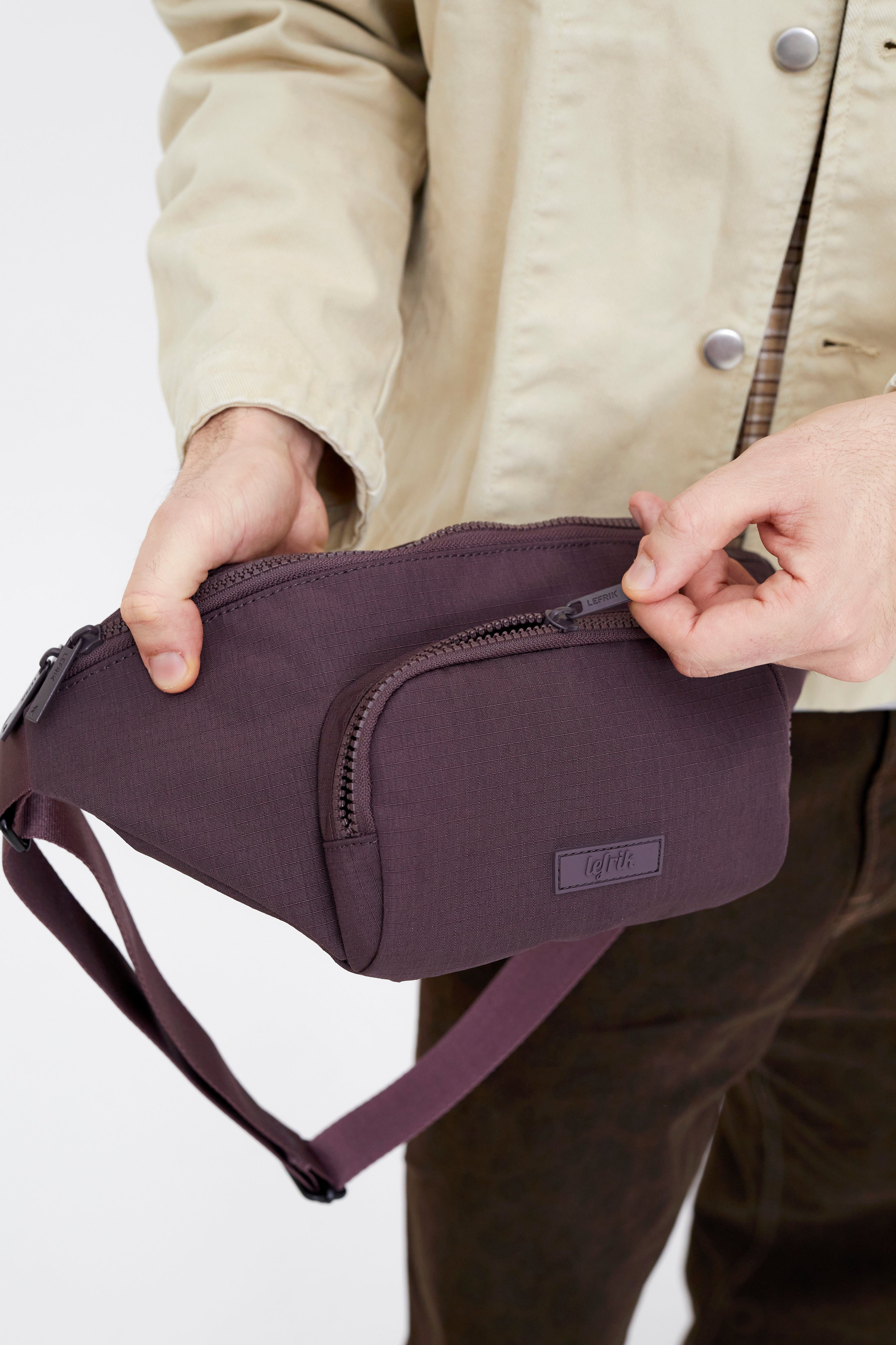 Violette Bauchtasche Atlas aus recycelten PET-Flaschen von Lefrik