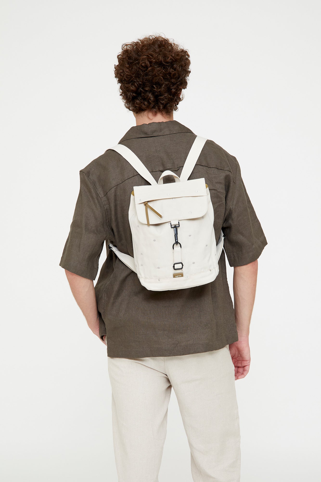 Beiger Rucksack Scout Mini aus recycelten PET-Flaschen von Lefrik