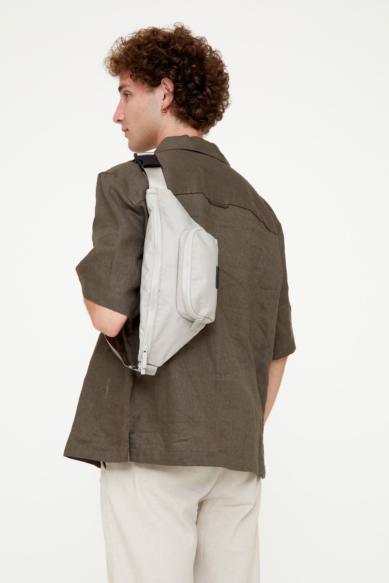 Beige Bauchtasche Atlas aus recycelten PET-Flaschen von Lefrik