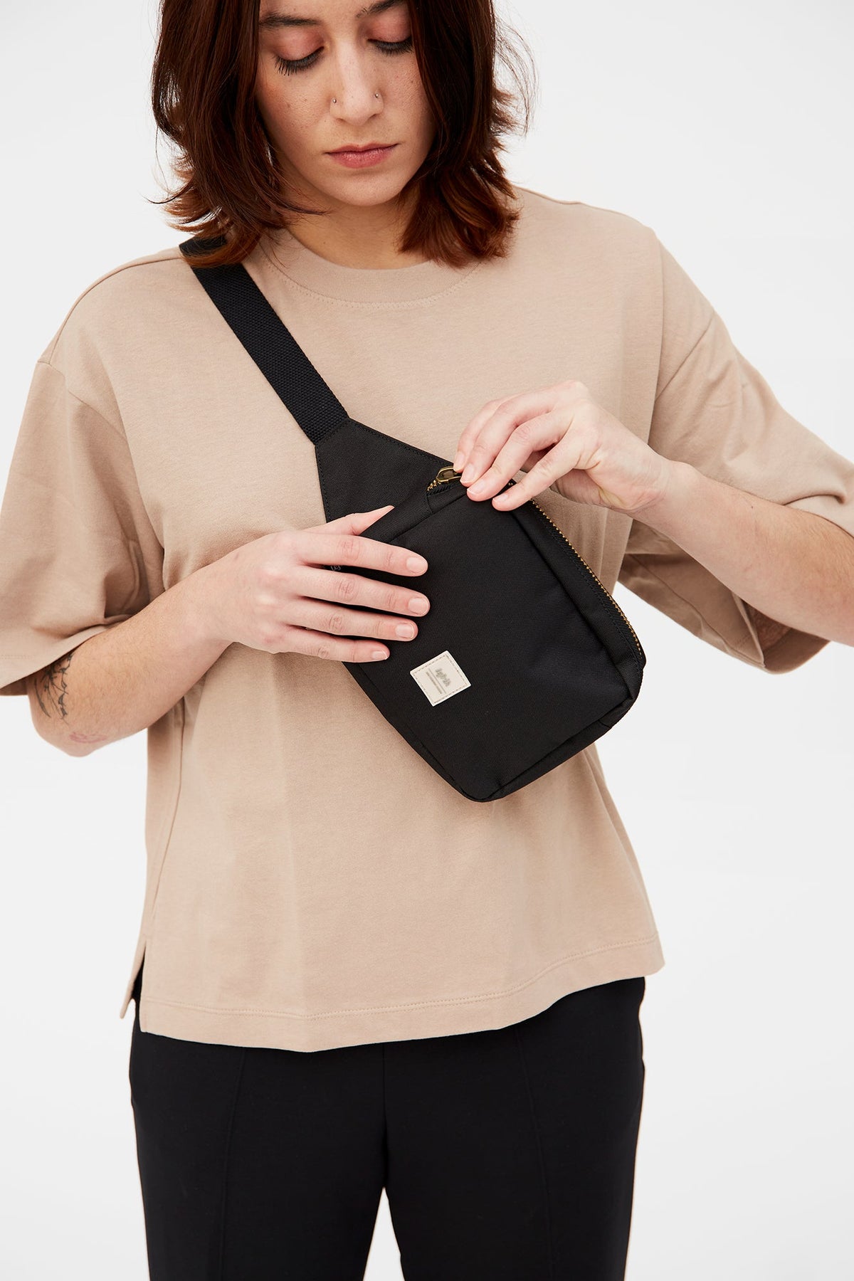 Schwarze Bauchtasche Reef Crossbody aus recyceltem PET von Lefrik