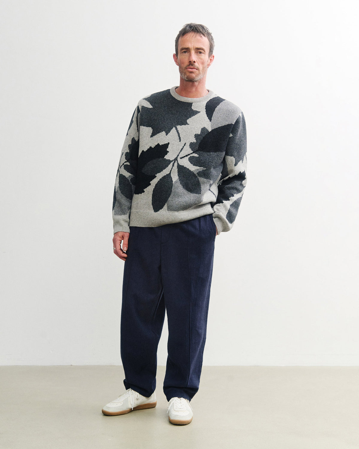 Grauer Strickpullover aus recycelter Wolle von Rotholz