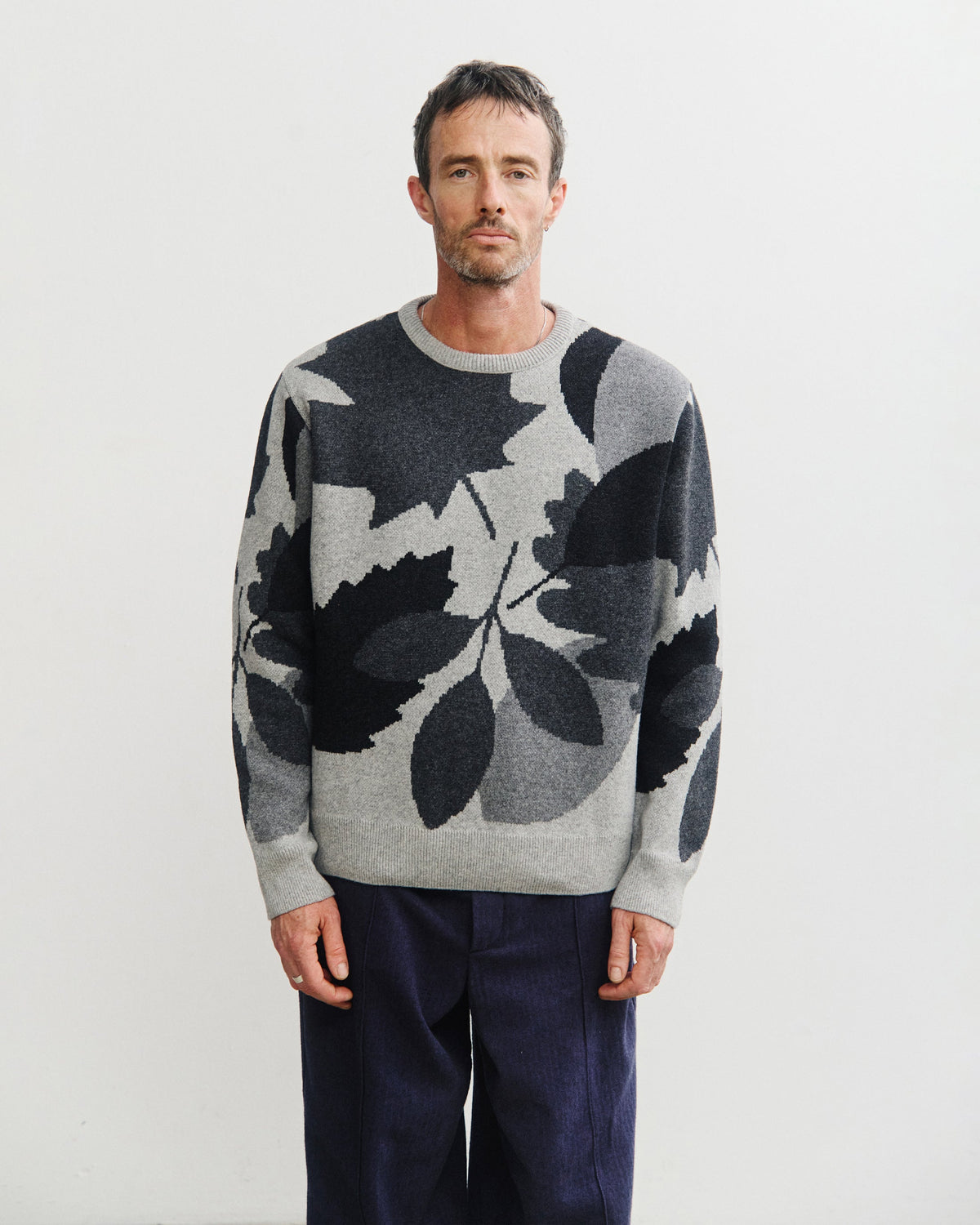 Grauer Strickpullover aus recycelter Wolle von Rotholz