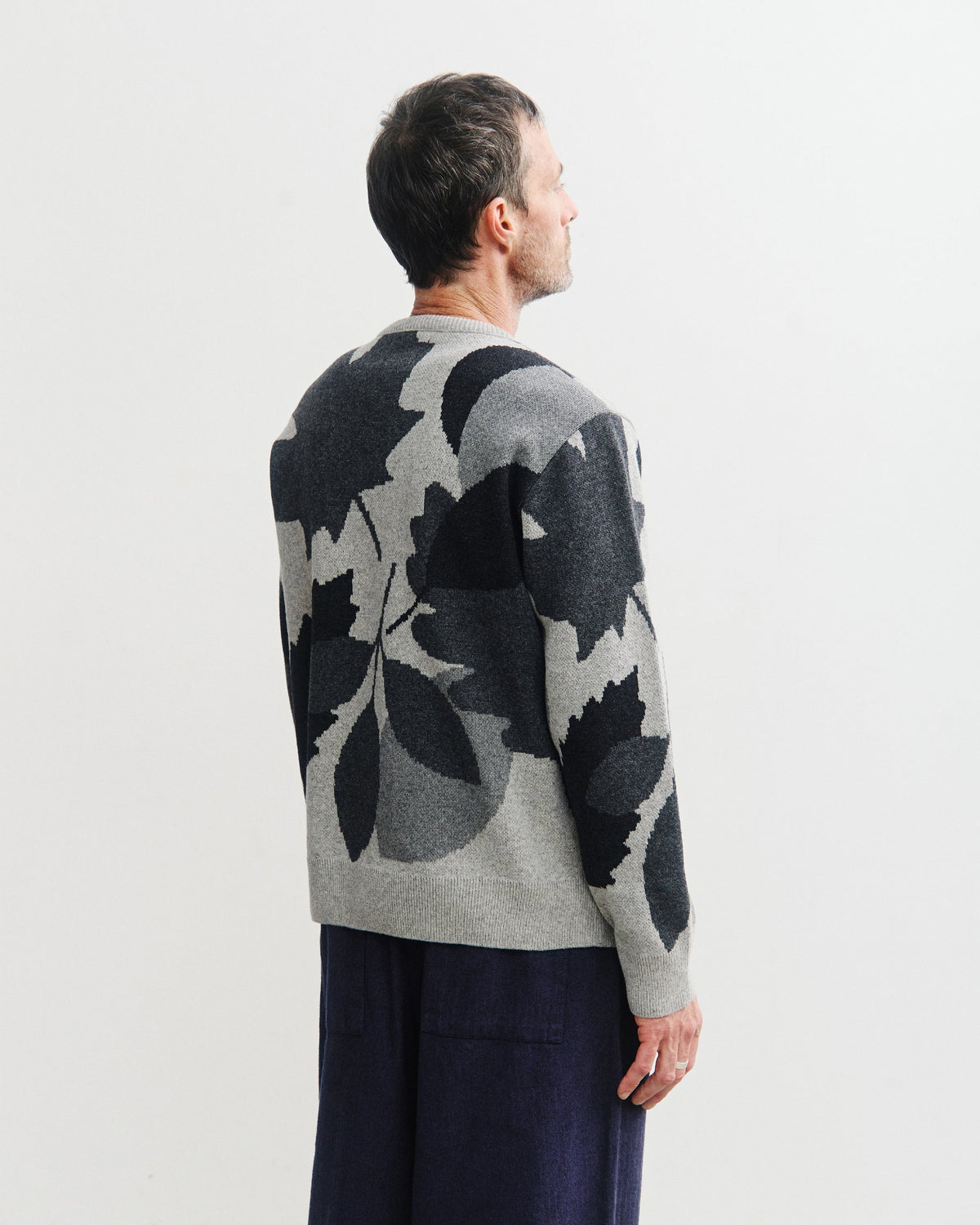 Grauer Strickpullover aus recycelter Wolle von Rotholz