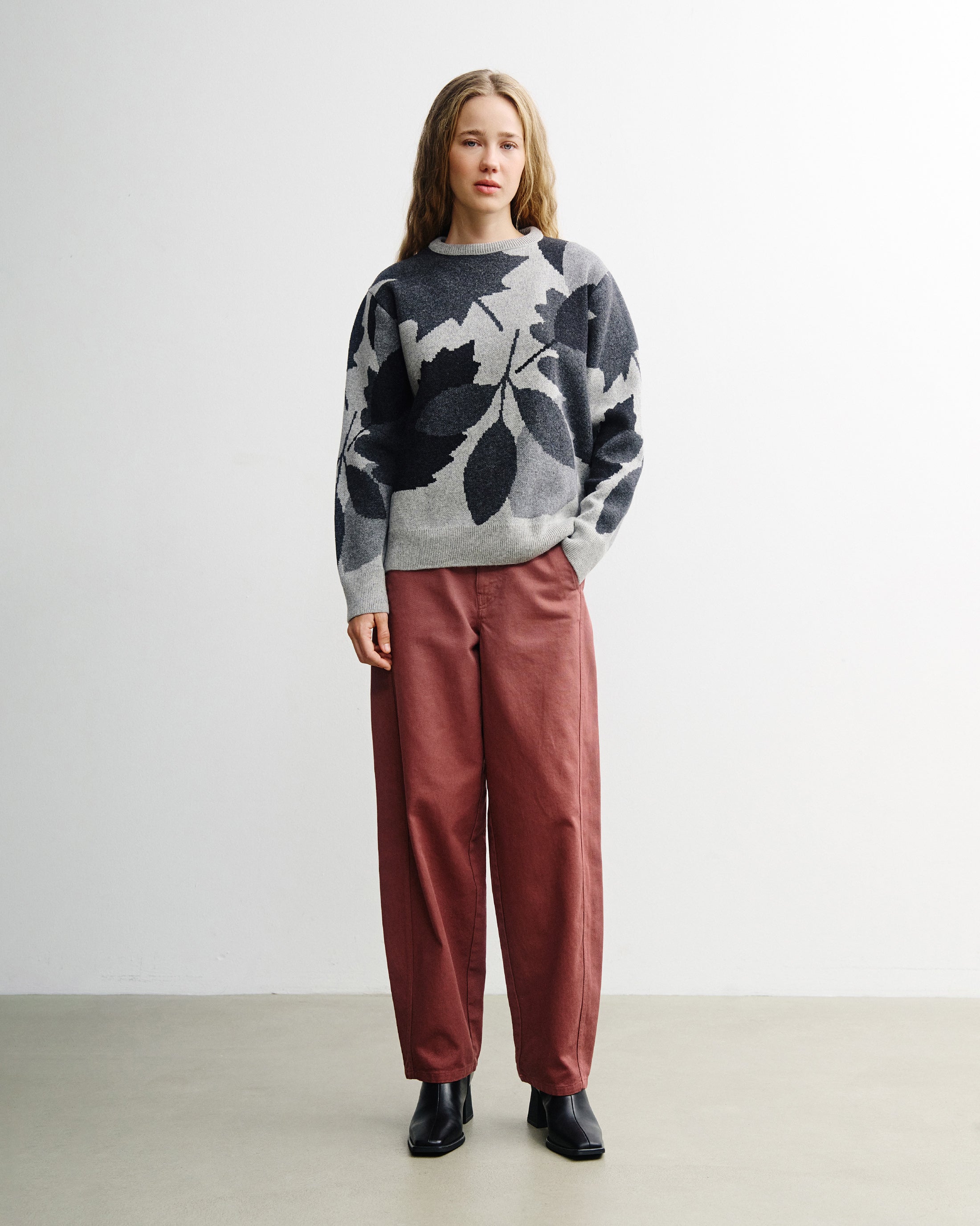 Grauer Strickpullover aus recycelter Wolle von Rotholz