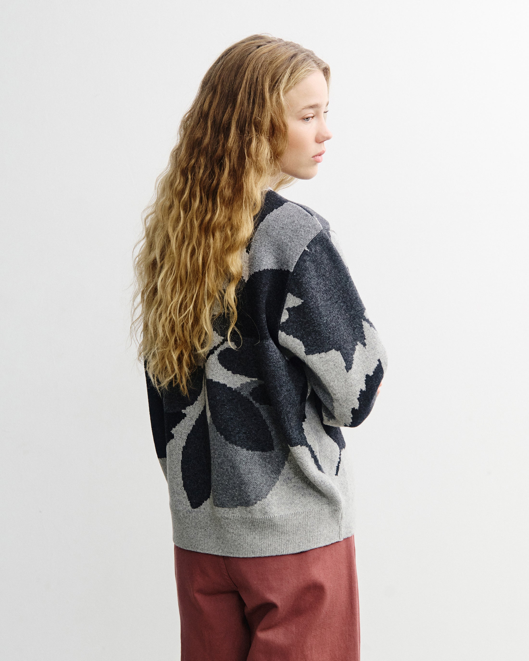 Grauer Strickpullover aus recycelter Wolle von Rotholz