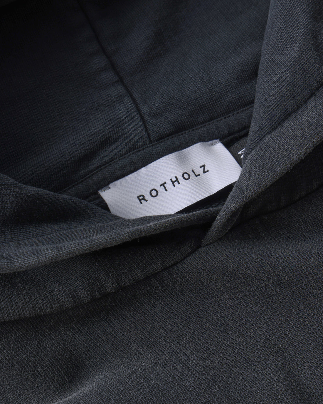 Schwarzer Logo-Hoodie aus 100% Bio-Baumwolle von Rotholz