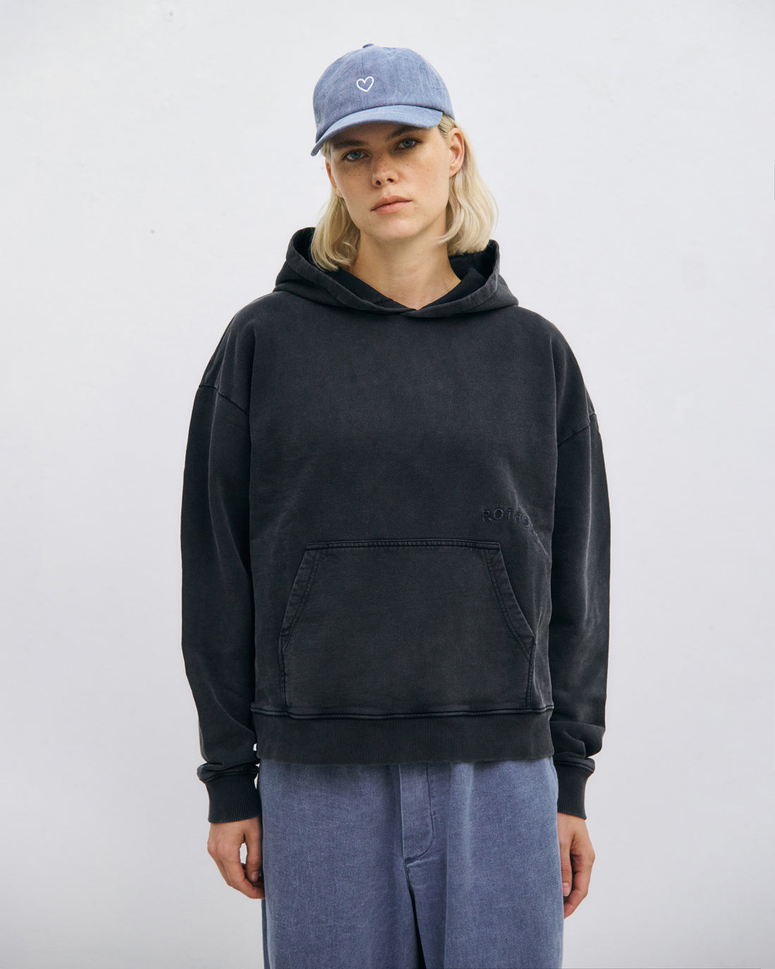 Schwarzer Logo-Hoodie aus 100% Bio-Baumwolle von Rotholz