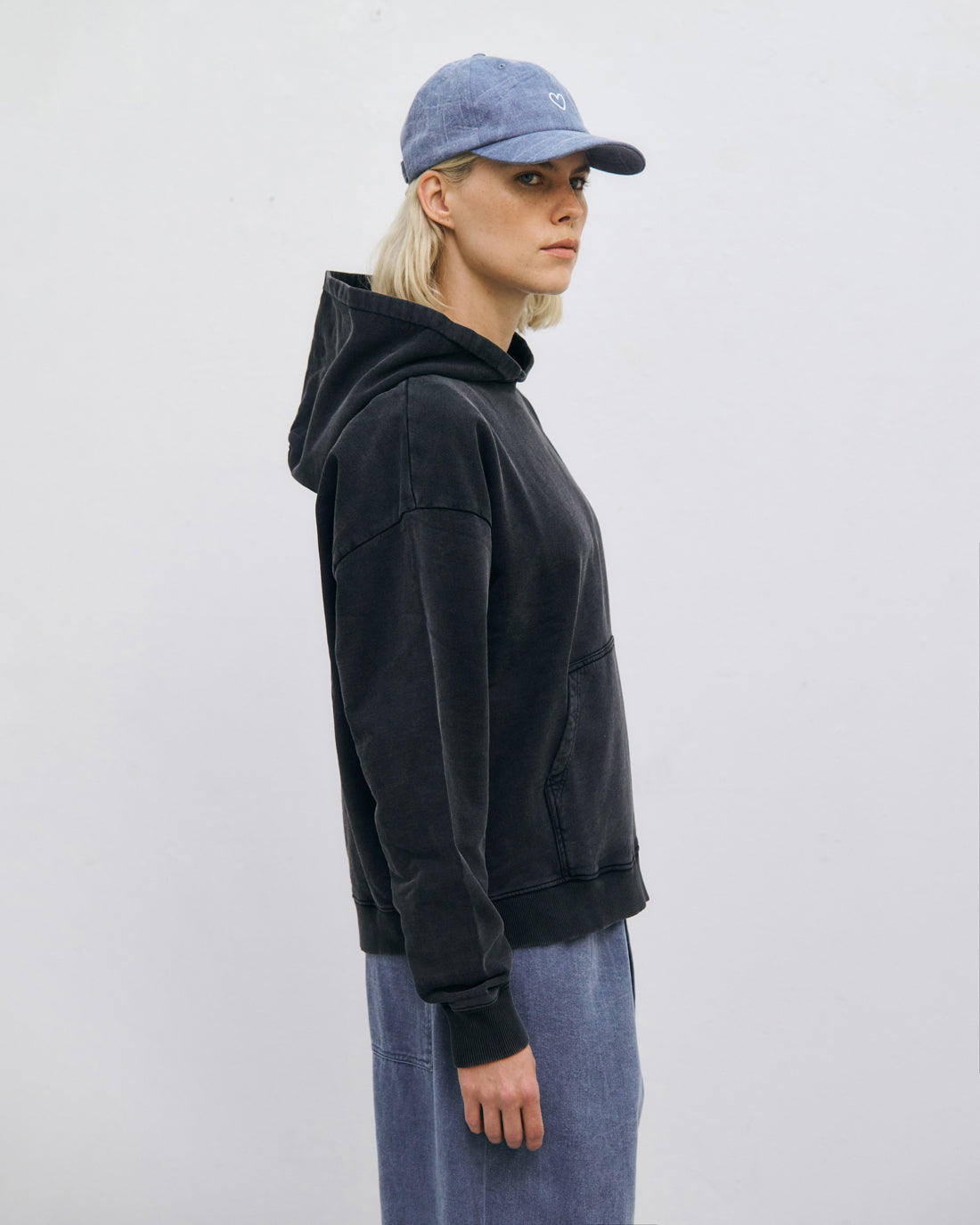 Schwarzer Logo-Hoodie aus 100% Bio-Baumwolle von Rotholz