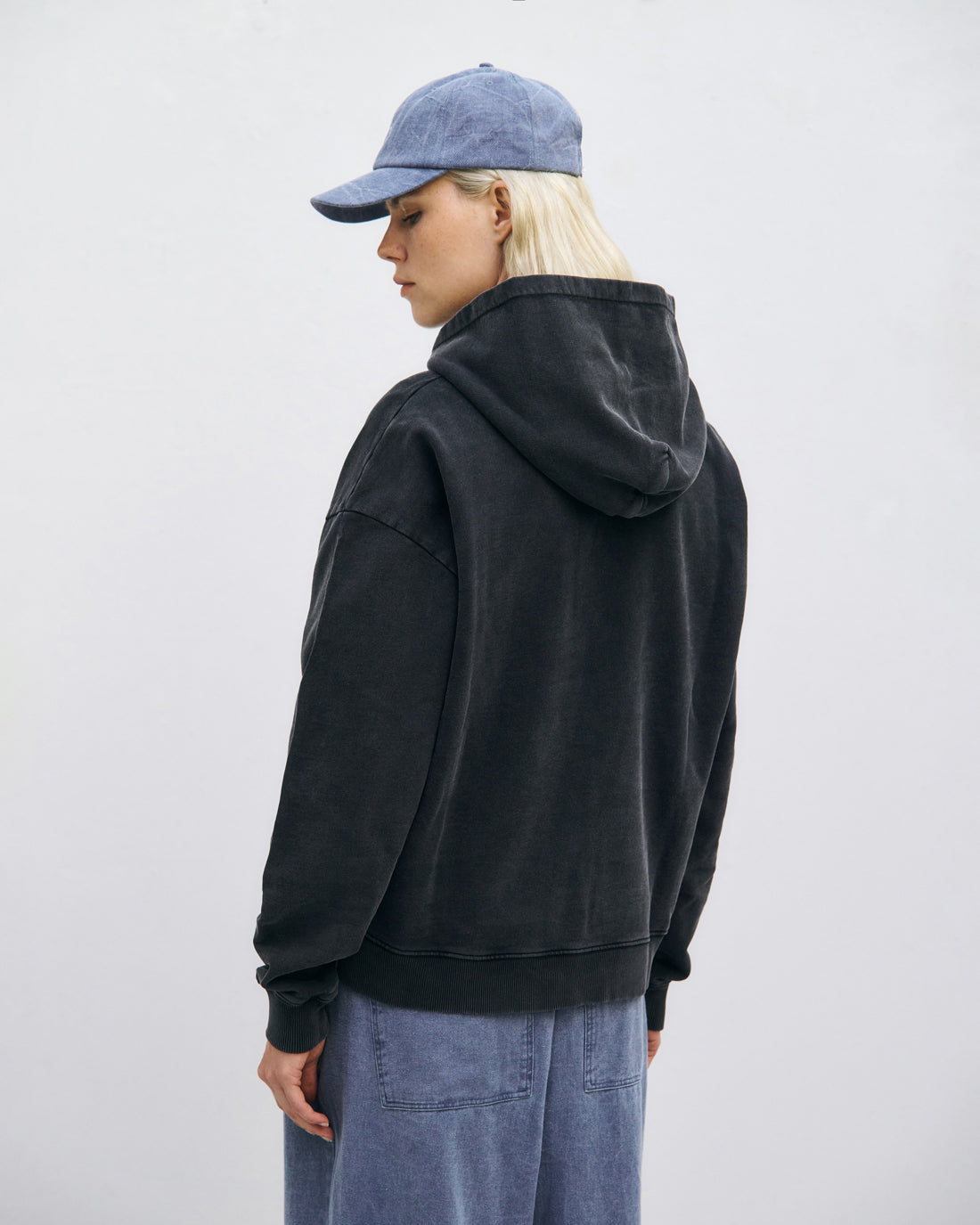 Schwarzer Logo-Hoodie aus 100% Bio-Baumwolle von Rotholz
