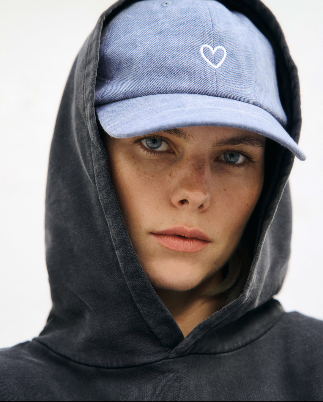 Schwarzer Logo-Hoodie aus 100% Bio-Baumwolle von Rotholz