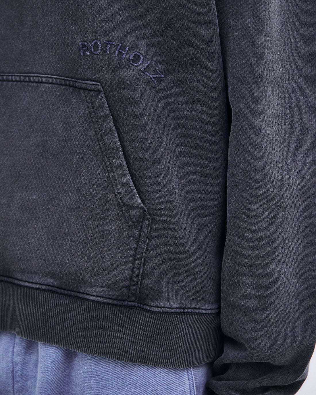 Schwarzer Logo-Hoodie aus 100% Bio-Baumwolle von Rotholz