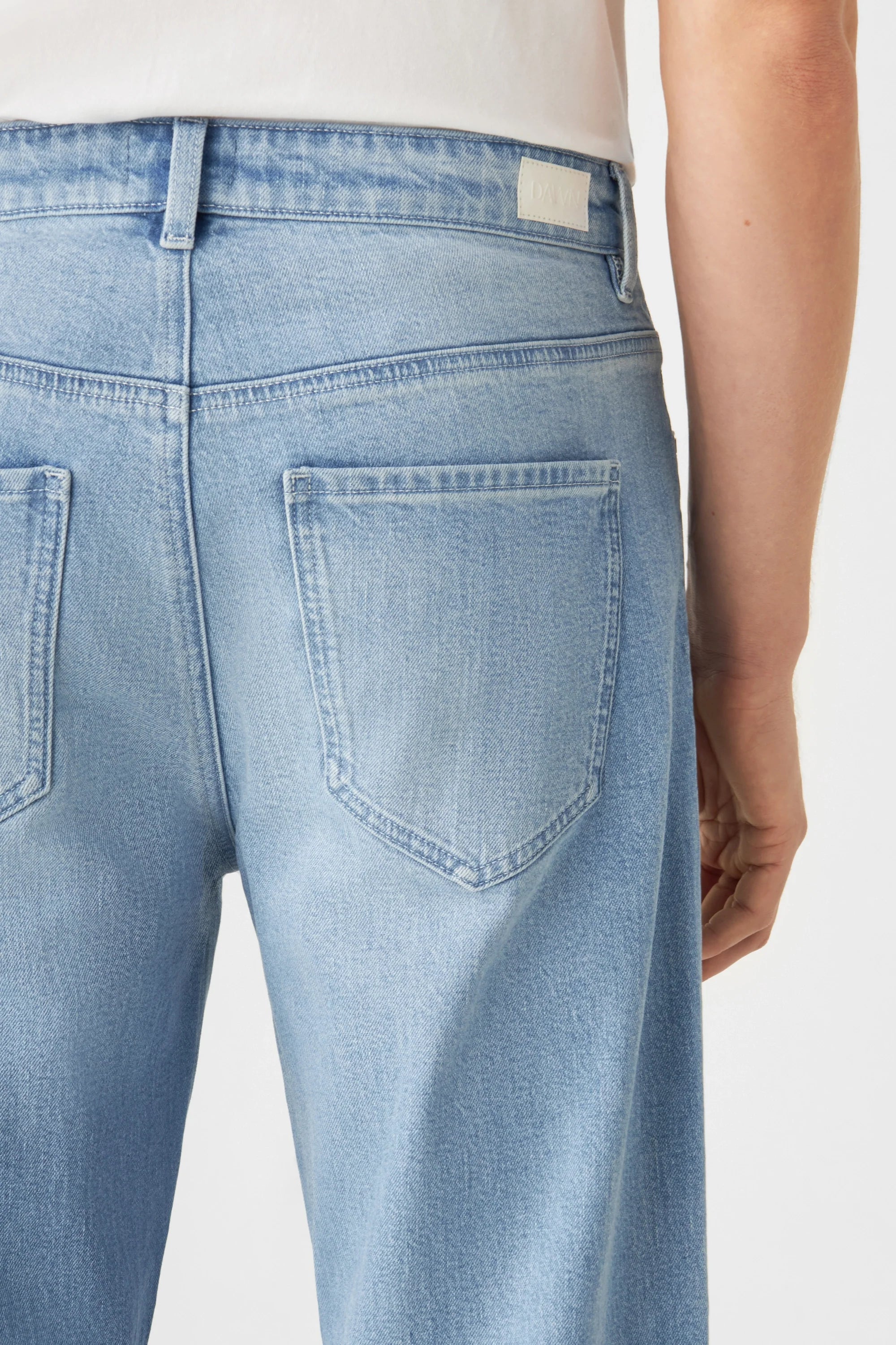 Hellblaue Jeans RISE Relaxed Tapered aus Bio-Baumwolle von Dawn Denim