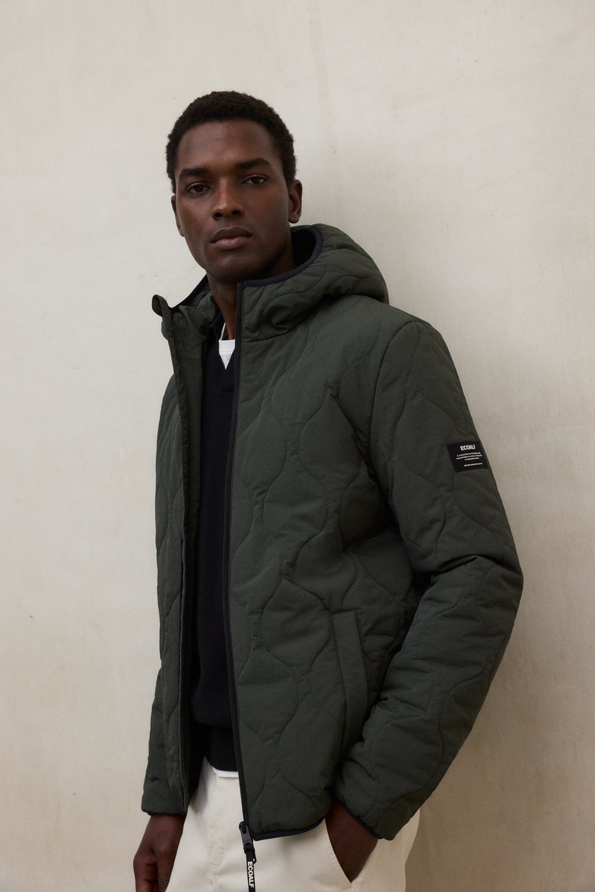 Kurze Jacke mit Kapuze aus recyletem Polyester (PET Flaschen) von ECOALF in oliv