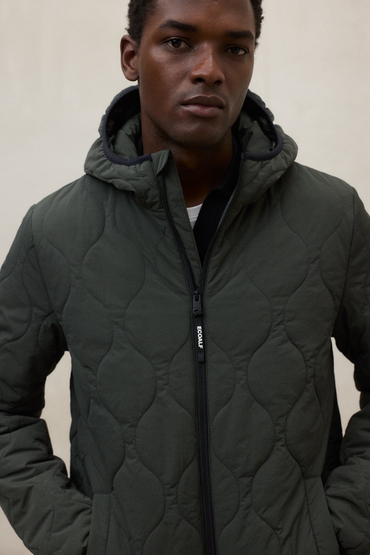 Kurze Jacke mit Kapuze aus recyletem Polyester (PET Flaschen) von ECOALF in oliv