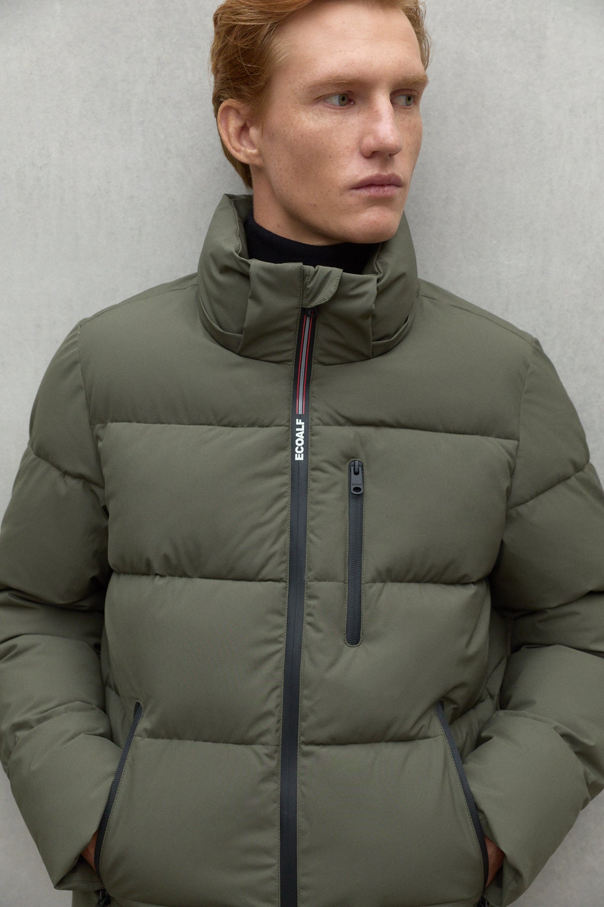 Kurze Daunenjacke aus recyletem Polyester (PET Flaschen) von ECOALF in army green