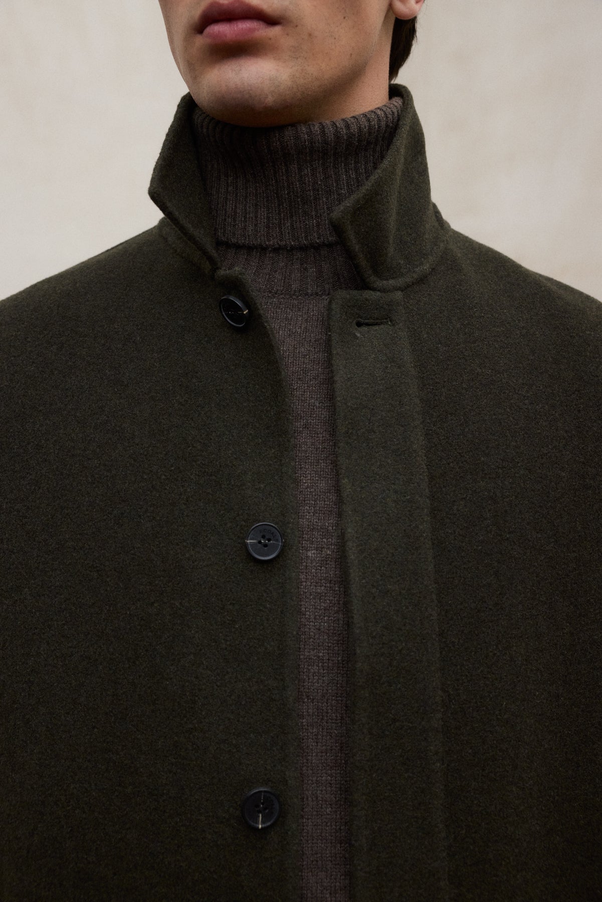 Veste longue à capuche en coton biologique et polyester recyclé (bouteilles PET) par ECOALF en olive